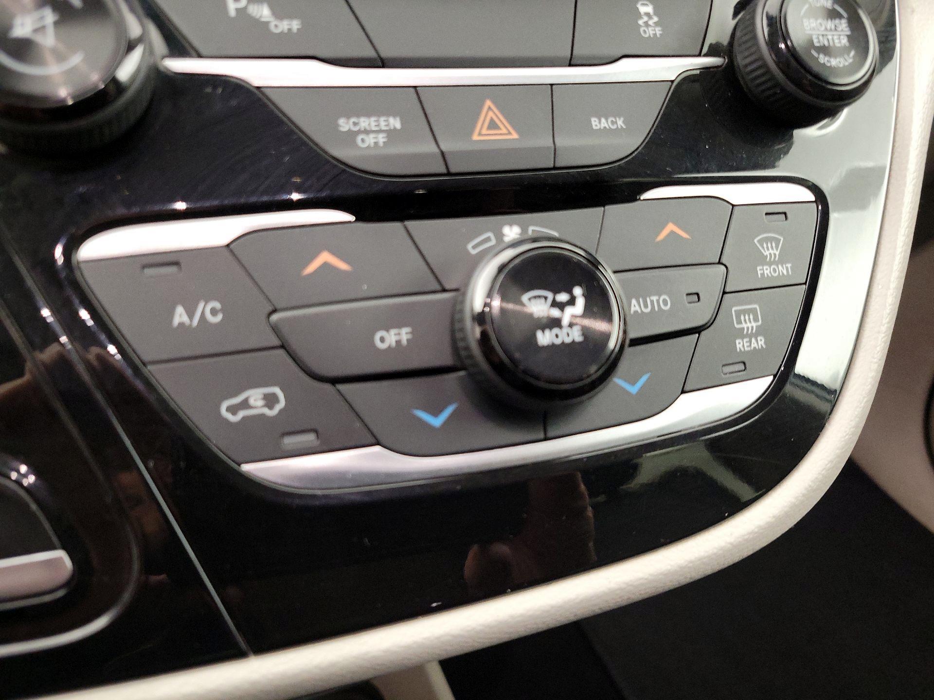 Thumbnail: 2017 Chrysler Pacifica - 16