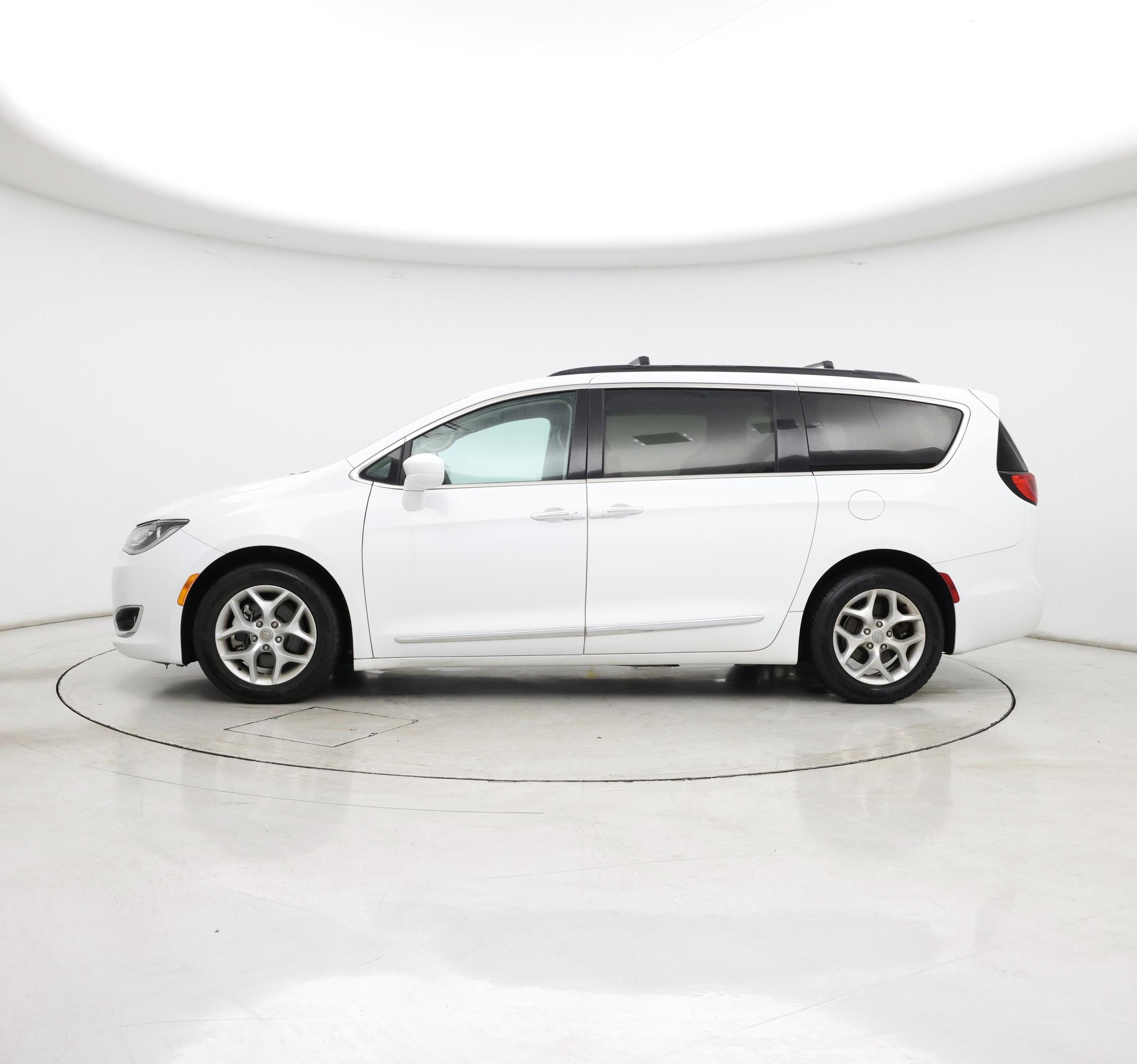 Thumbnail: 2017 Chrysler Pacifica - 3