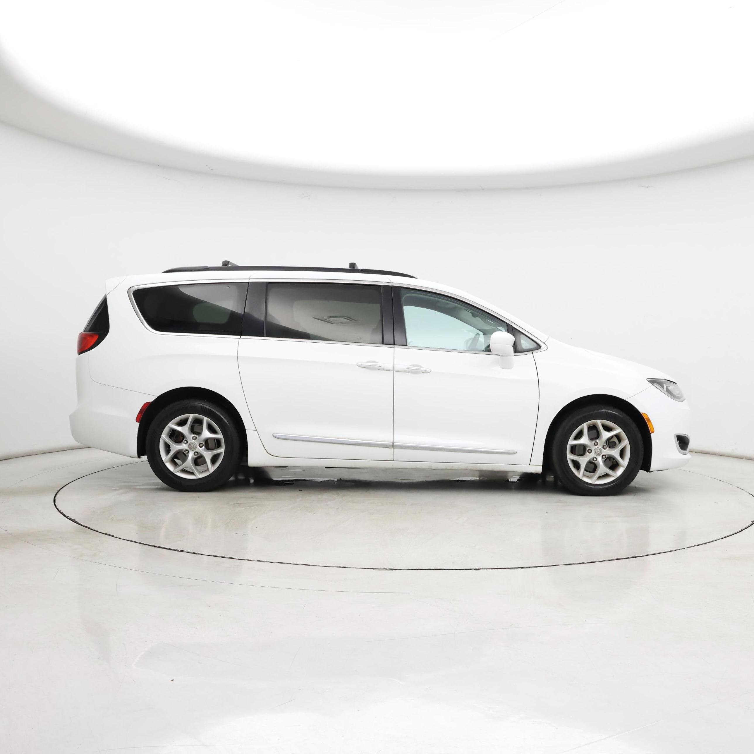 Thumbnail: 2017 Chrysler Pacifica - 7