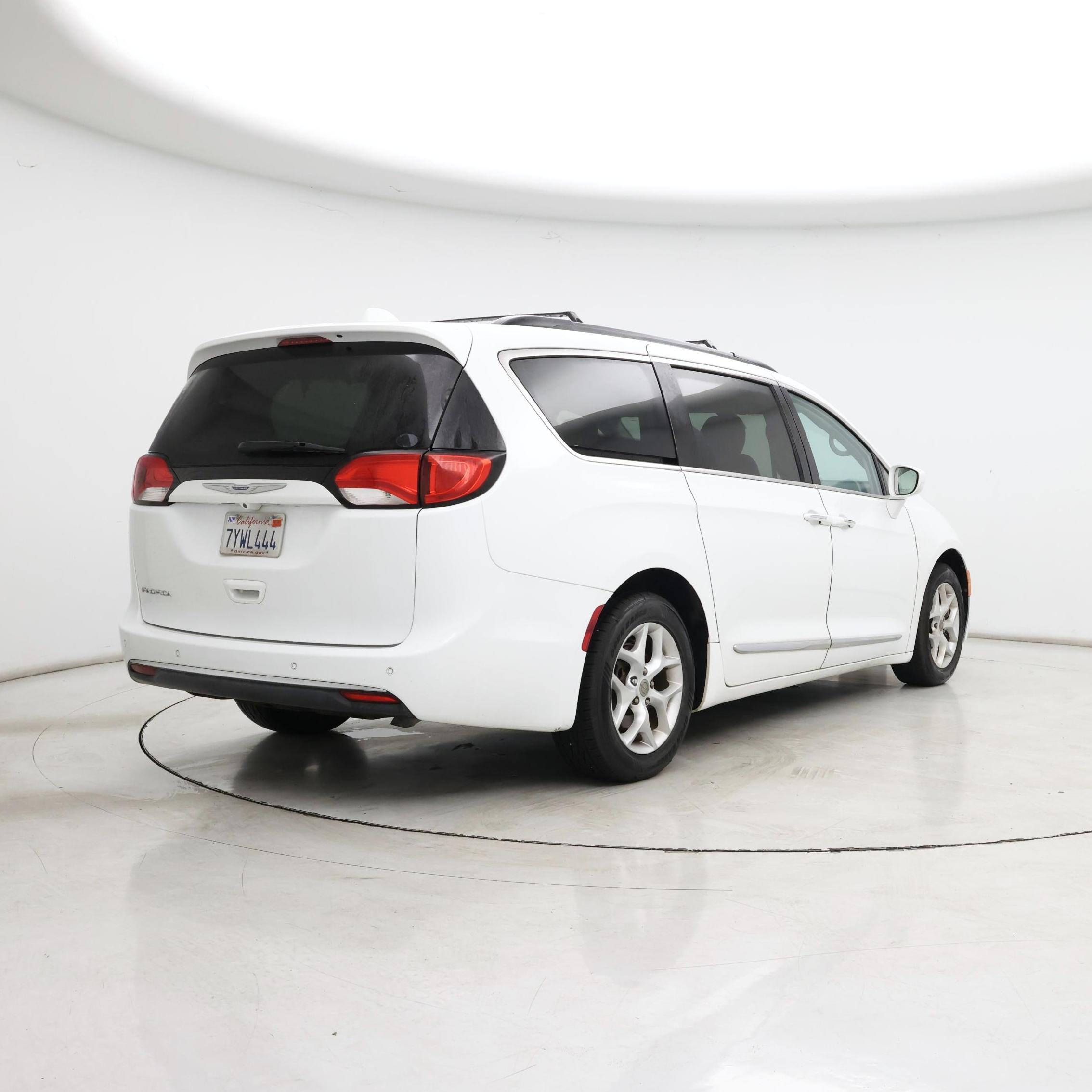 Thumbnail: 2017 Chrysler Pacifica - 8