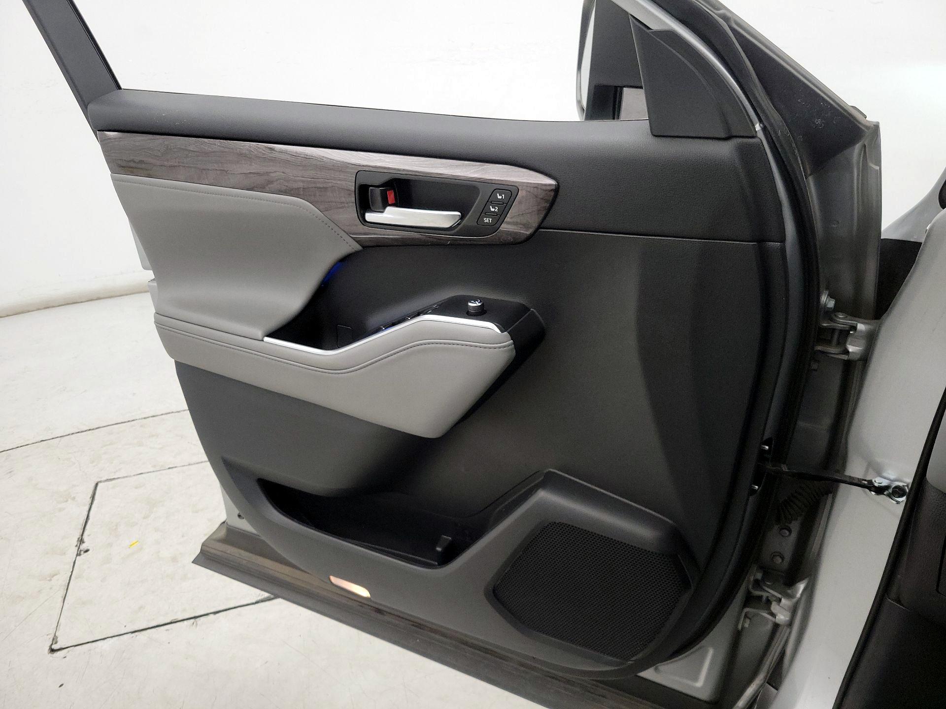 Thumbnail: 2022 Toyota Highlander - 12