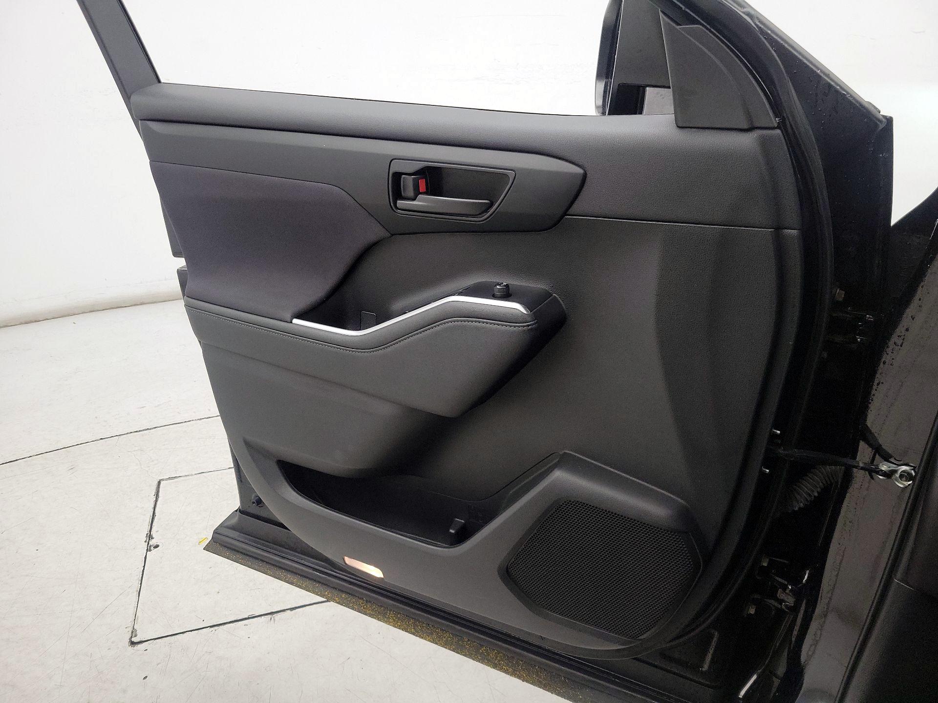 Thumbnail: 2023 Toyota Highlander - 12