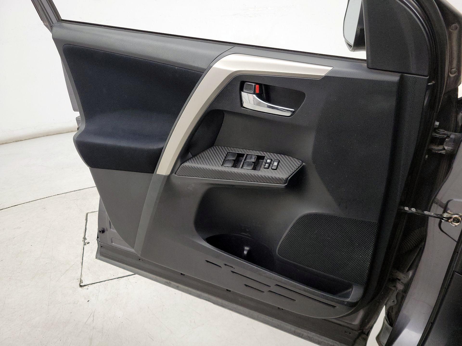 Thumbnail: 2015 Toyota RAV4 - 12