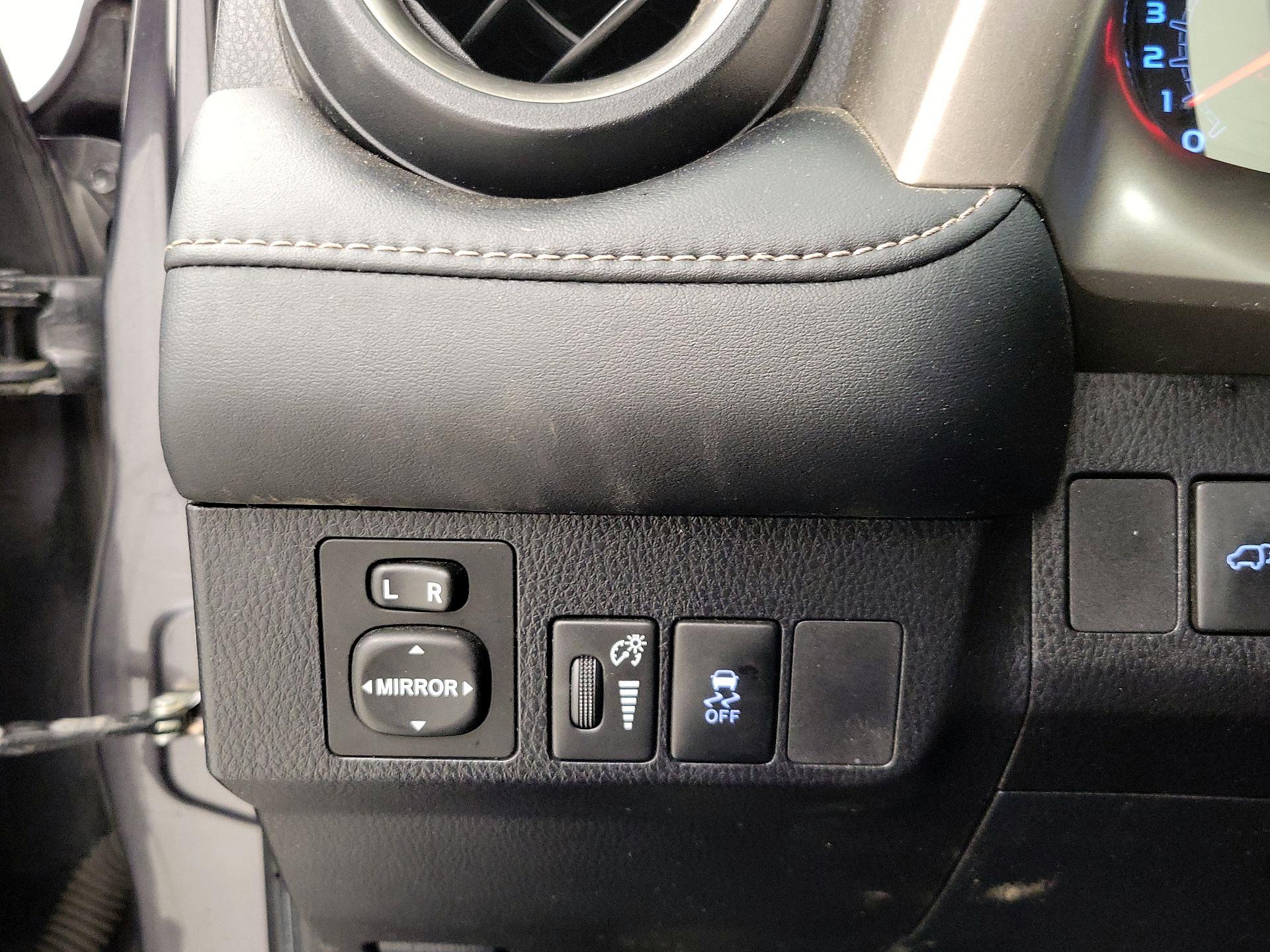 Thumbnail: 2015 Toyota RAV4 - 13