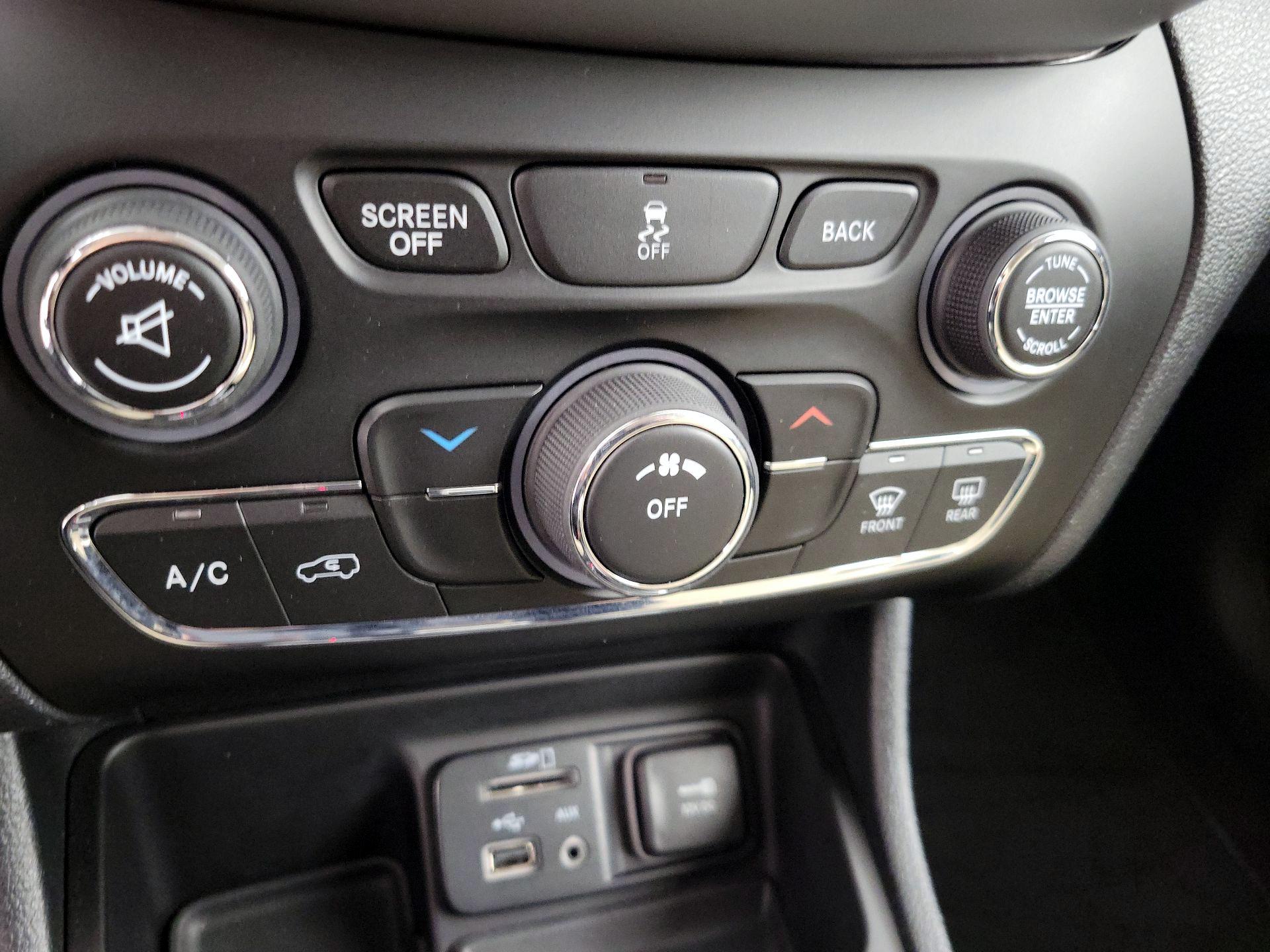 Thumbnail: 2016 Jeep Cherokee - 16