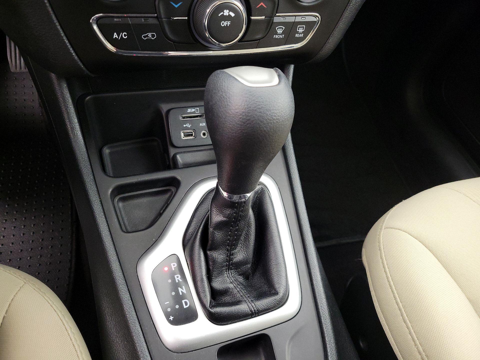 Thumbnail: 2016 Jeep Cherokee - 17