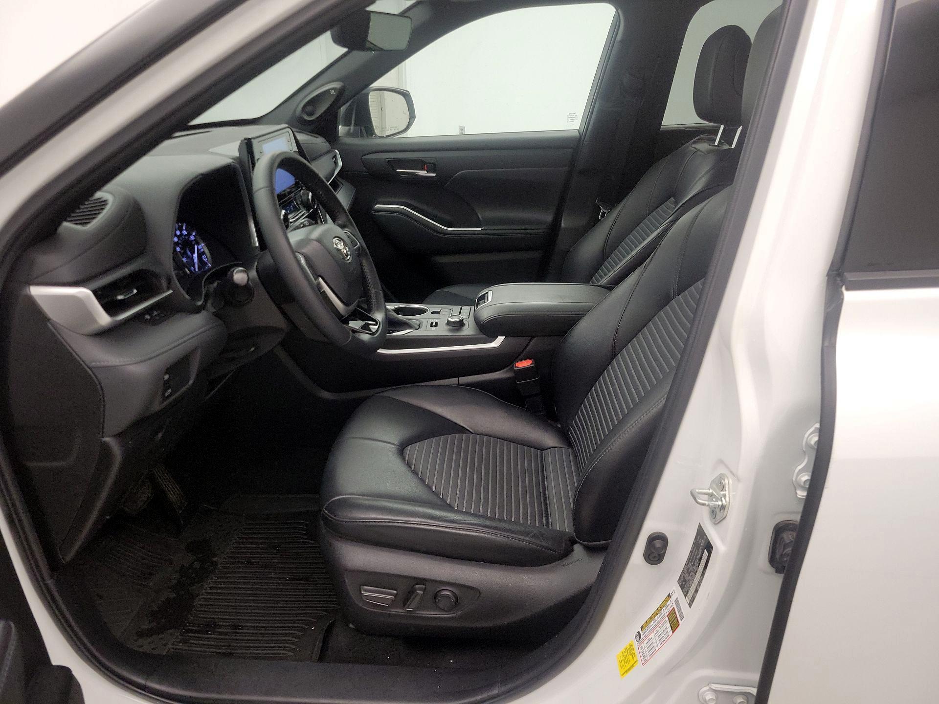 Thumbnail: 2022 Toyota Highlander - 11