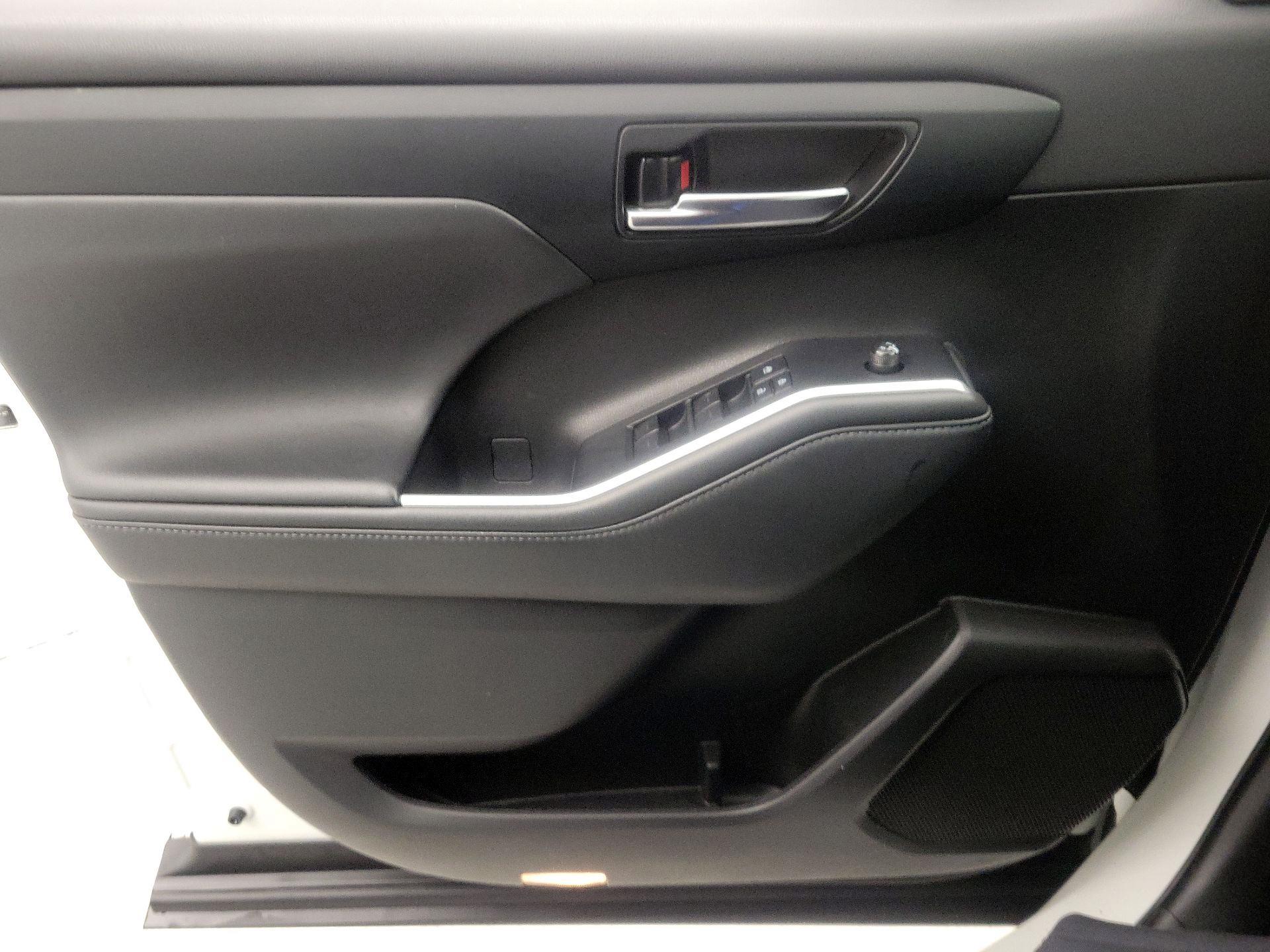 Thumbnail: 2022 Toyota Highlander - 12