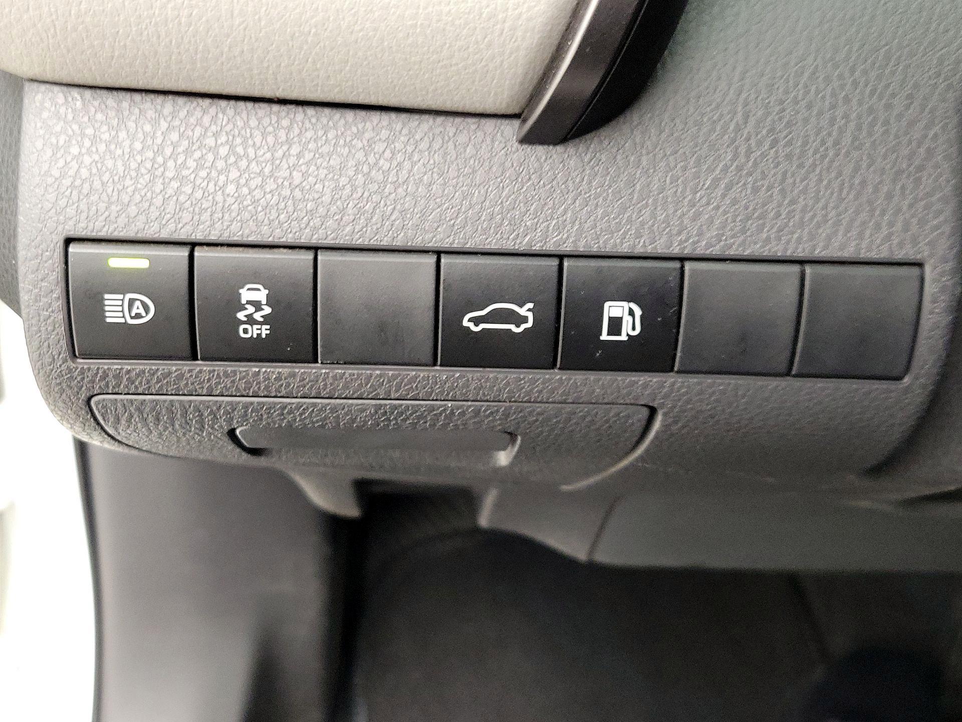 Thumbnail: 2018 Toyota Camry - 13