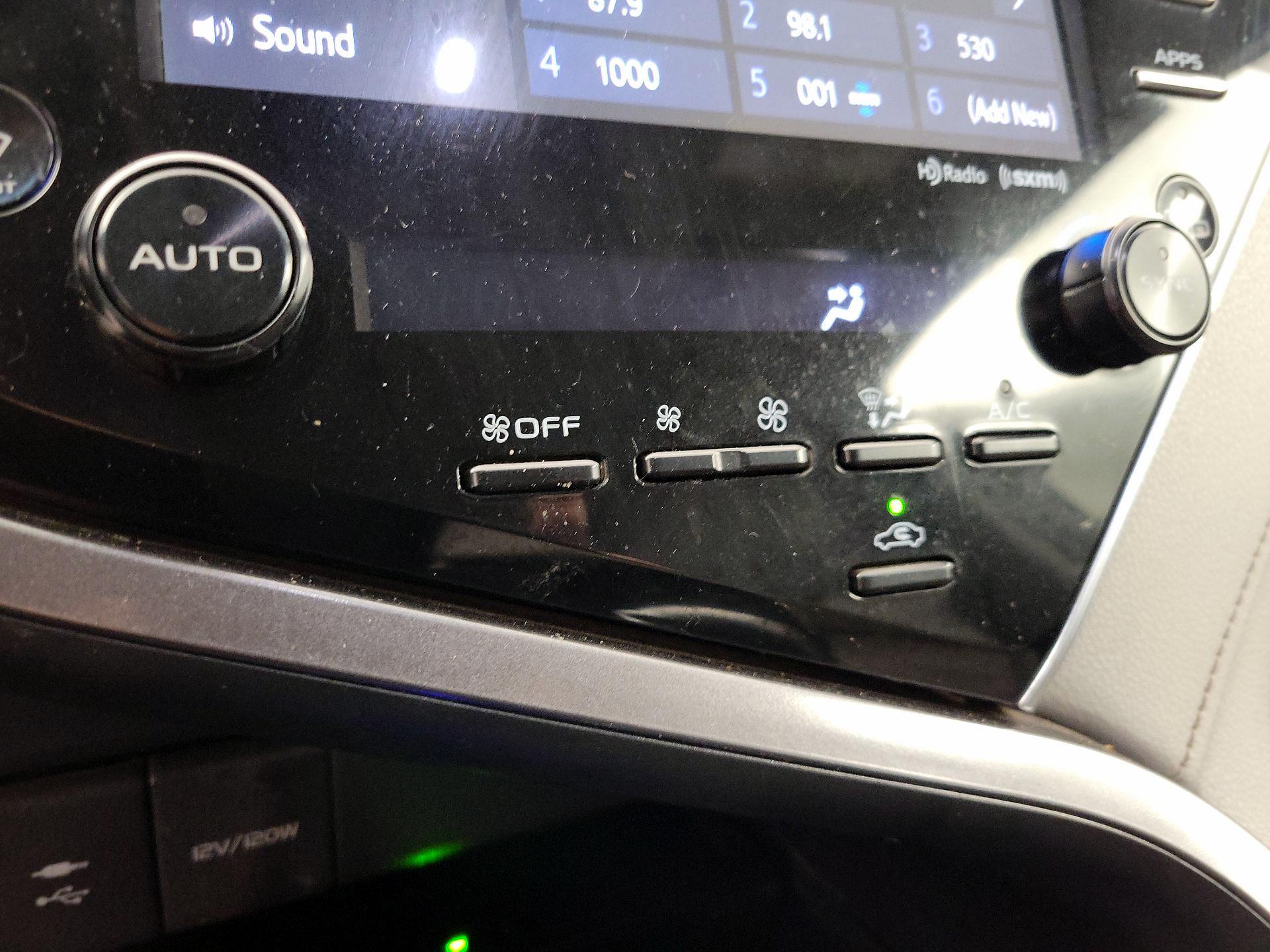 Thumbnail: 2018 Toyota Camry - 16