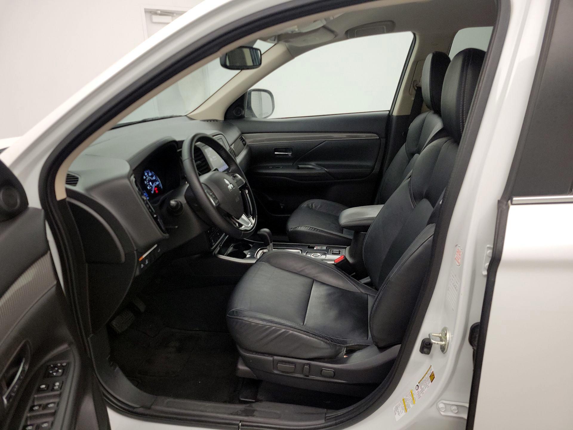 Thumbnail: 2020 Mitsubishi Outlander - 11