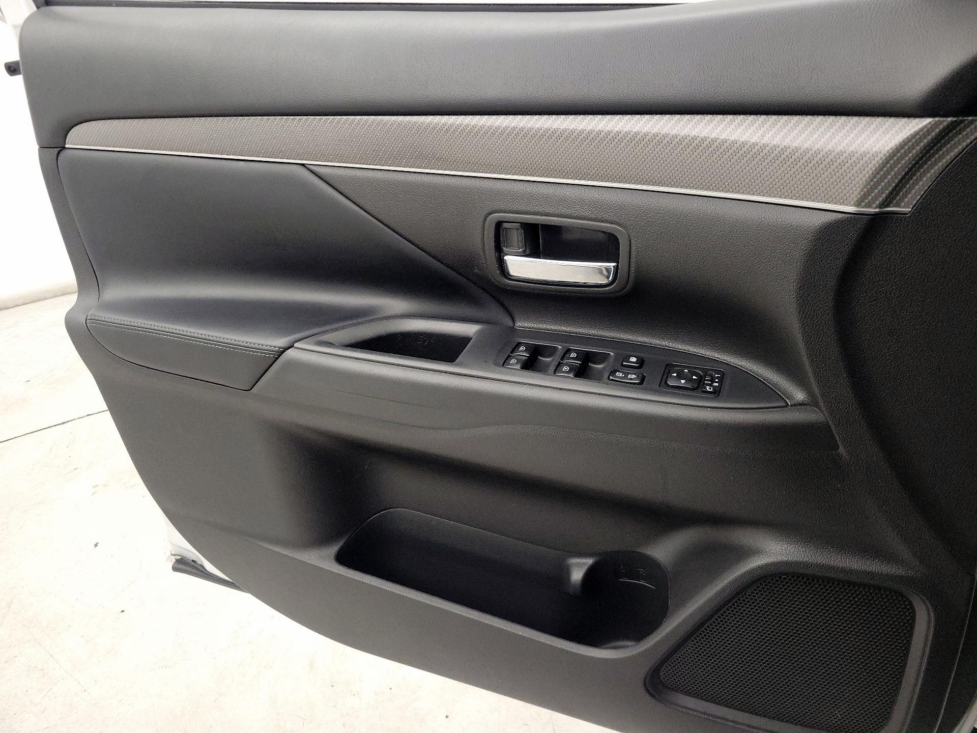 Thumbnail: 2020 Mitsubishi Outlander - 12