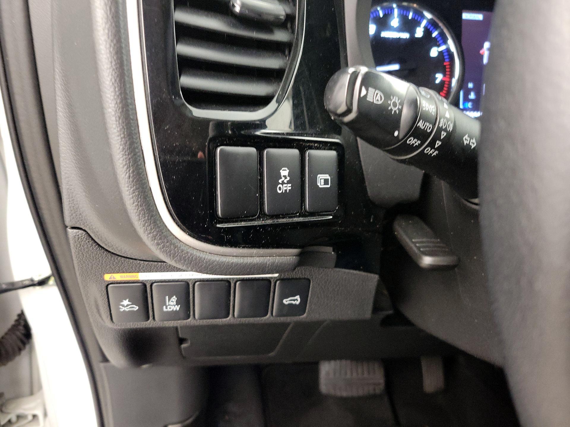 Thumbnail: 2020 Mitsubishi Outlander - 13