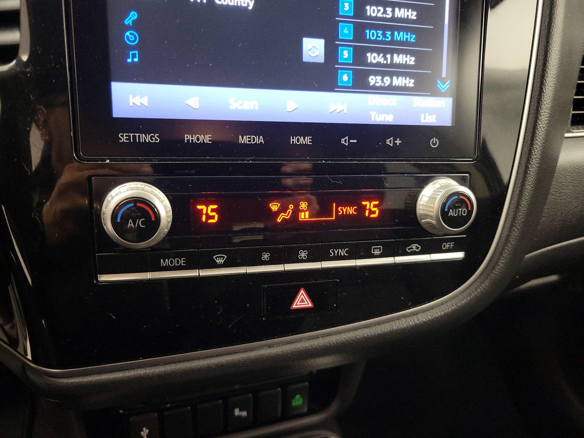 Thumbnail: 2020 Mitsubishi Outlander - 16