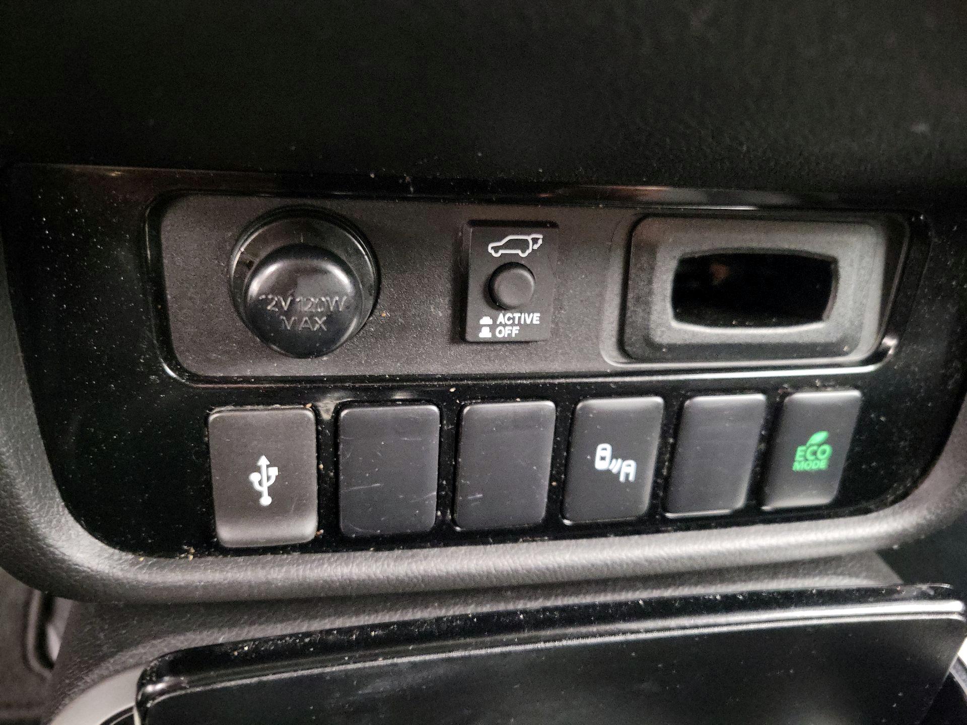 Thumbnail: 2020 Mitsubishi Outlander - 18