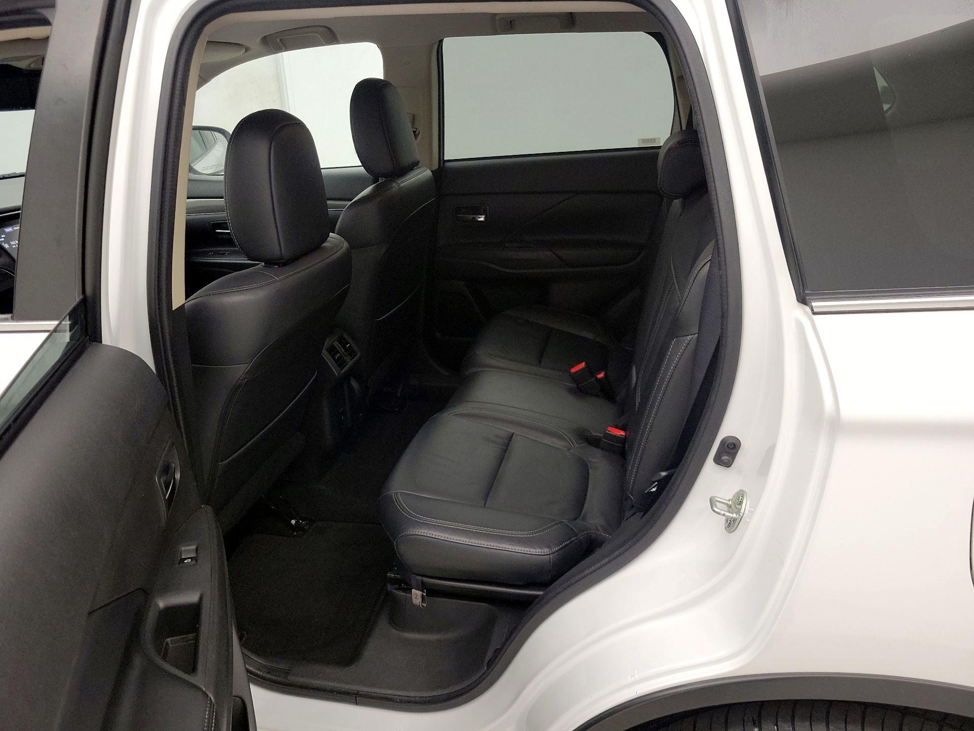 Thumbnail: 2020 Mitsubishi Outlander - 19