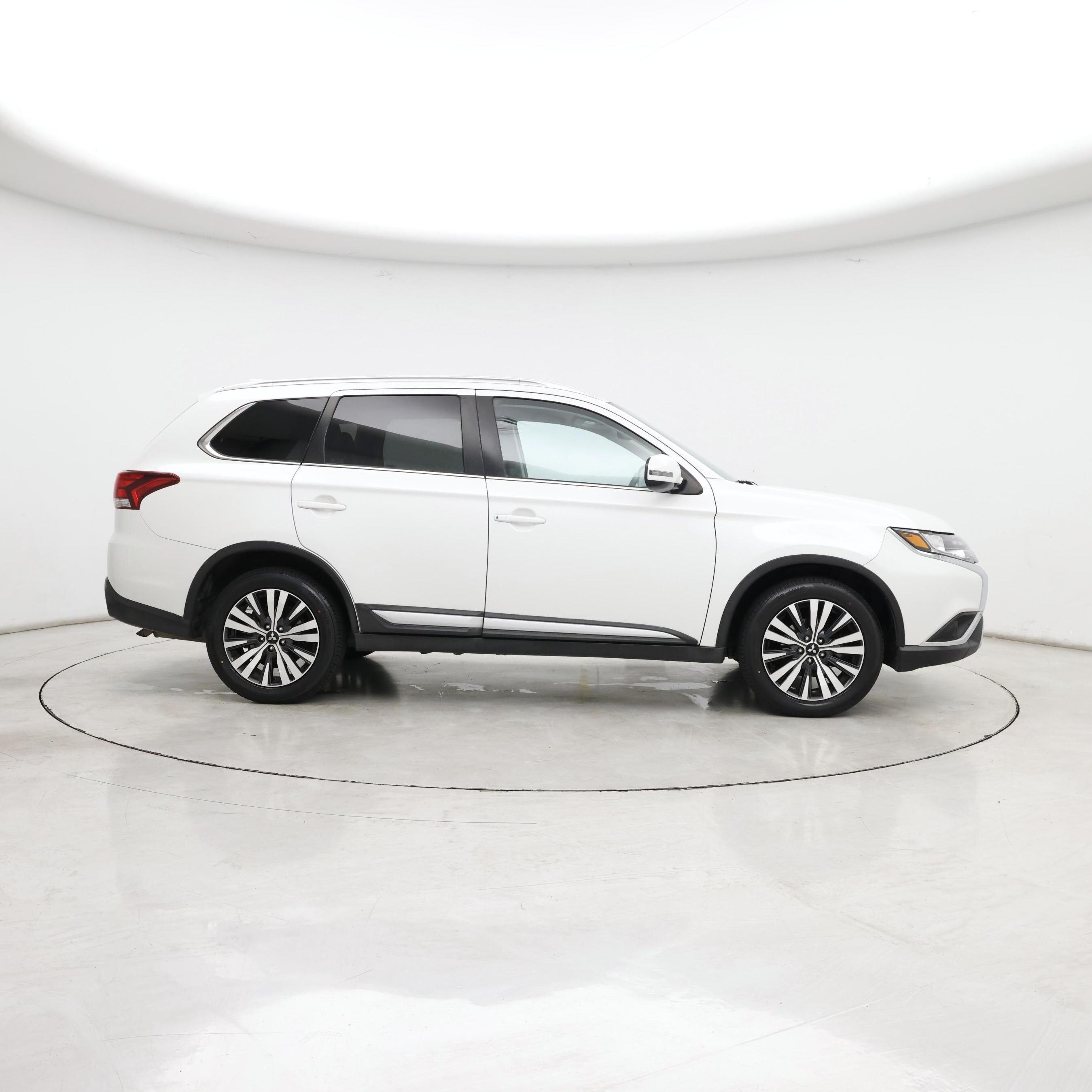 Thumbnail: 2020 Mitsubishi Outlander - 7