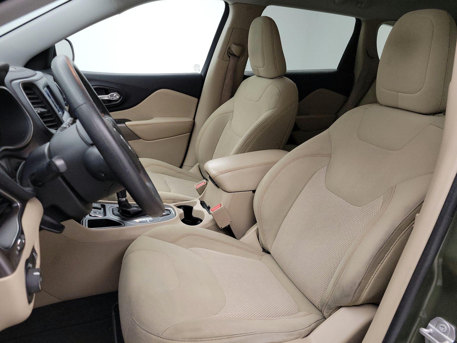 Thumbnail: 2019 Jeep Cherokee - 11