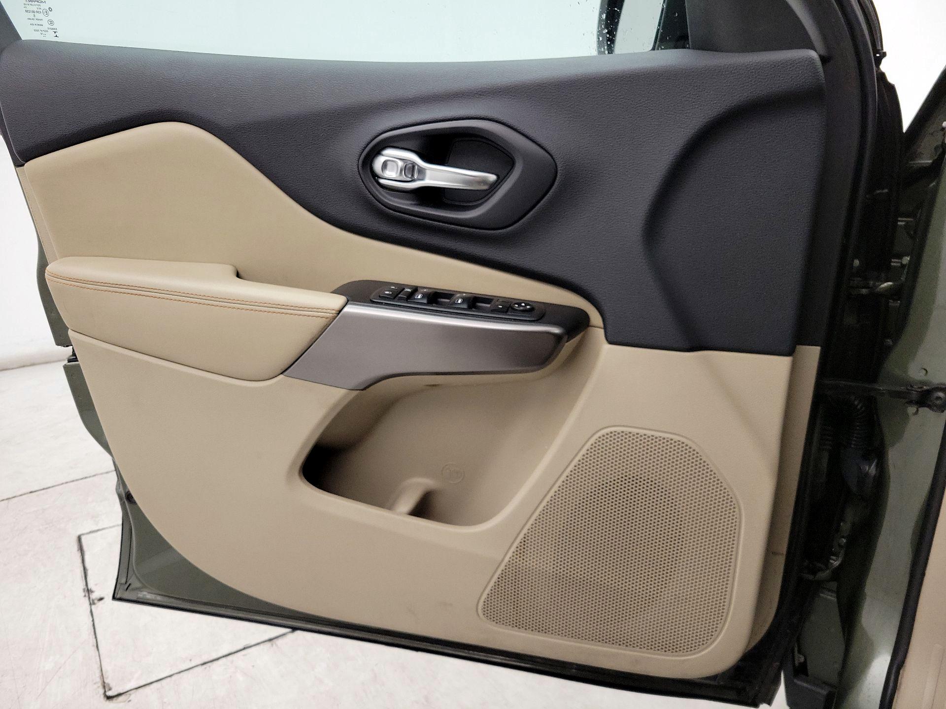 Thumbnail: 2019 Jeep Cherokee - 12