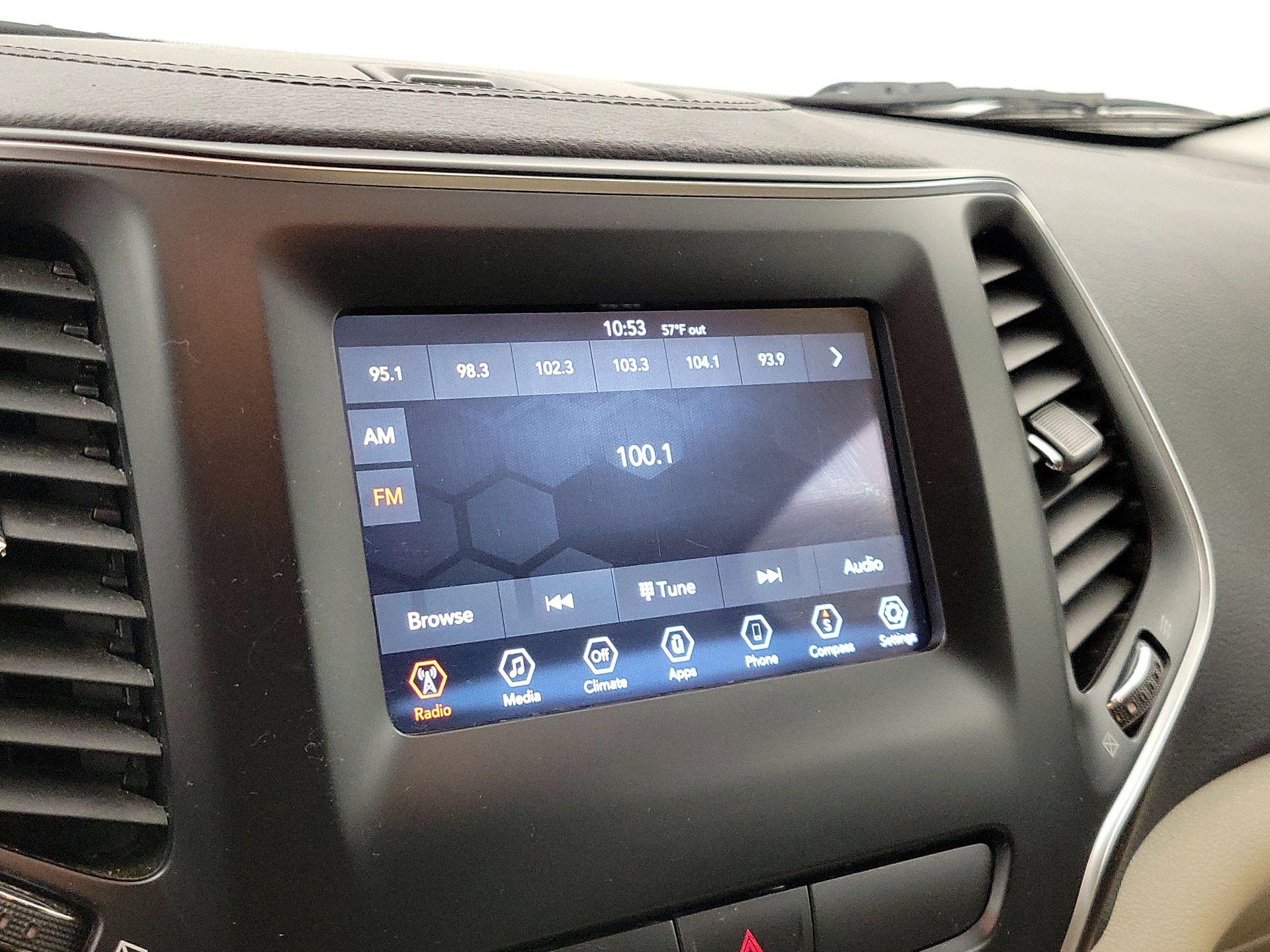 Thumbnail: 2019 Jeep Cherokee - 15