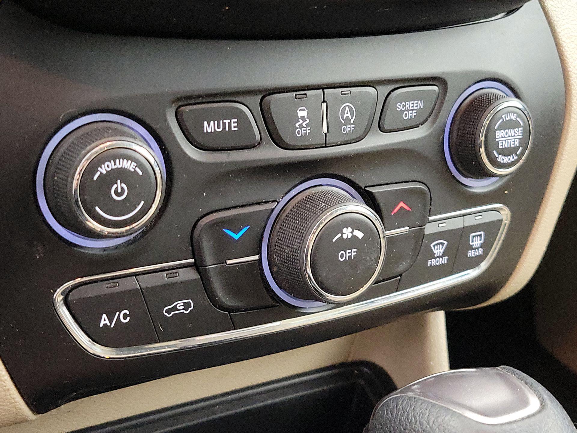 Thumbnail: 2019 Jeep Cherokee - 16