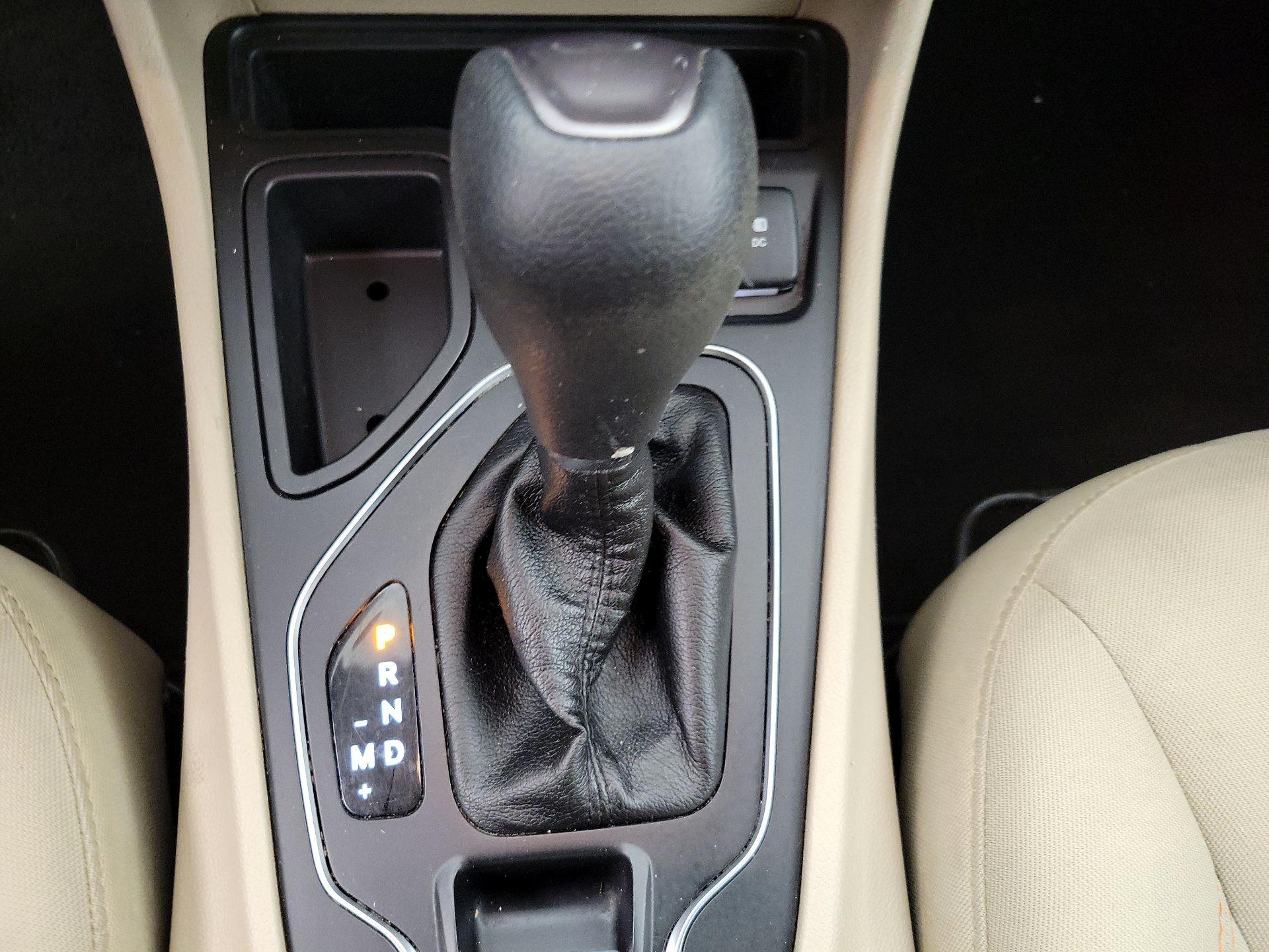 Thumbnail: 2019 Jeep Cherokee - 17