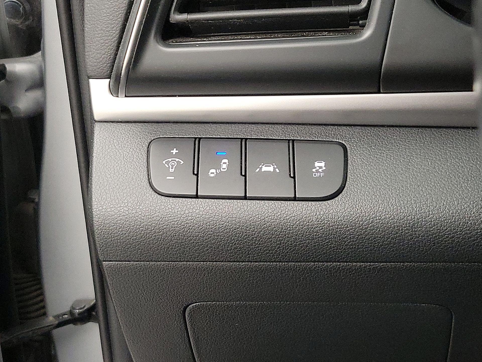 Thumbnail: 2020 Hyundai Elantra - 13