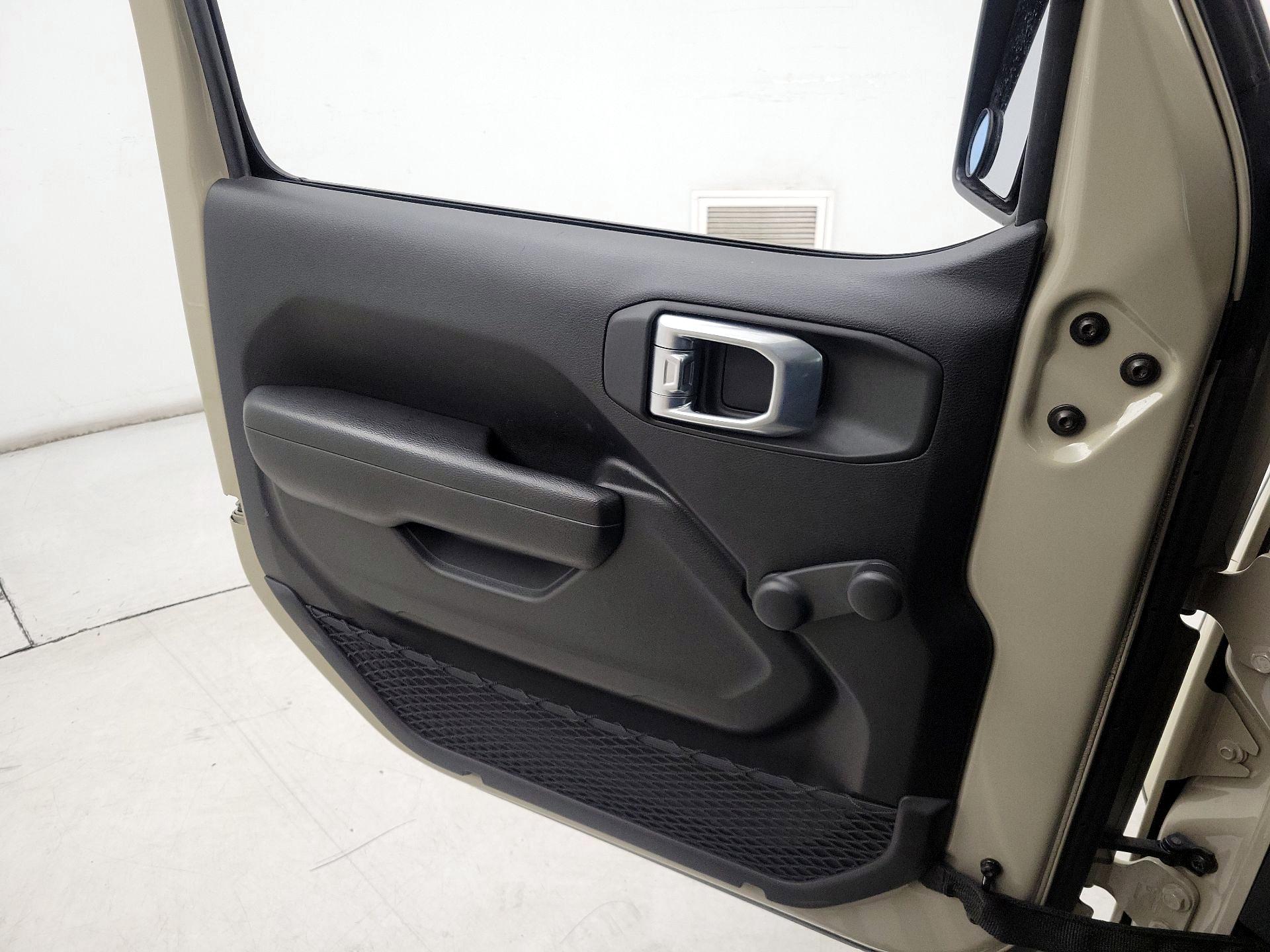 Thumbnail: 2022 Jeep Gladiator - 12