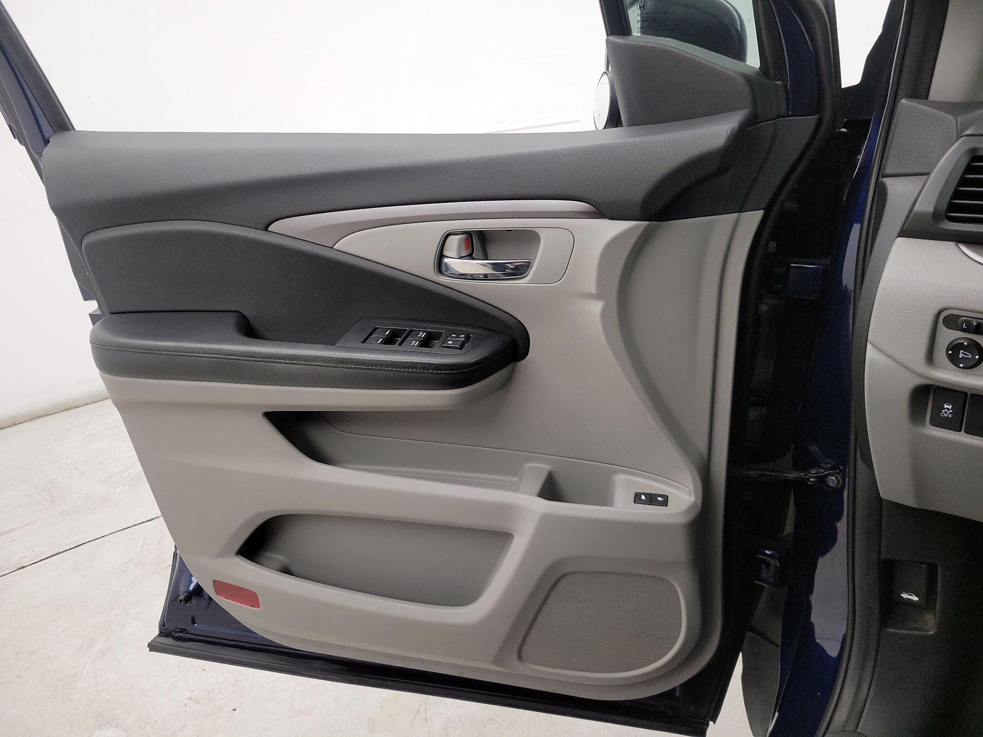 Thumbnail: 2016 Honda Pilot - 12