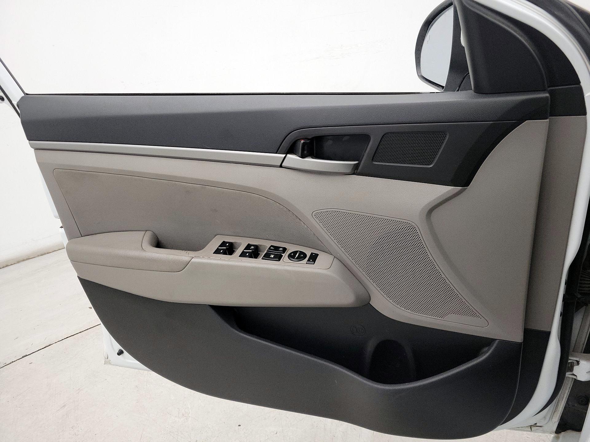 Thumbnail: 2017 Hyundai Elantra - 12