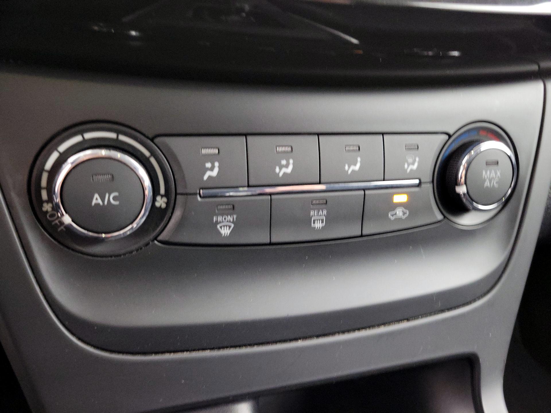 Thumbnail: 2016 Nissan Sentra - 16