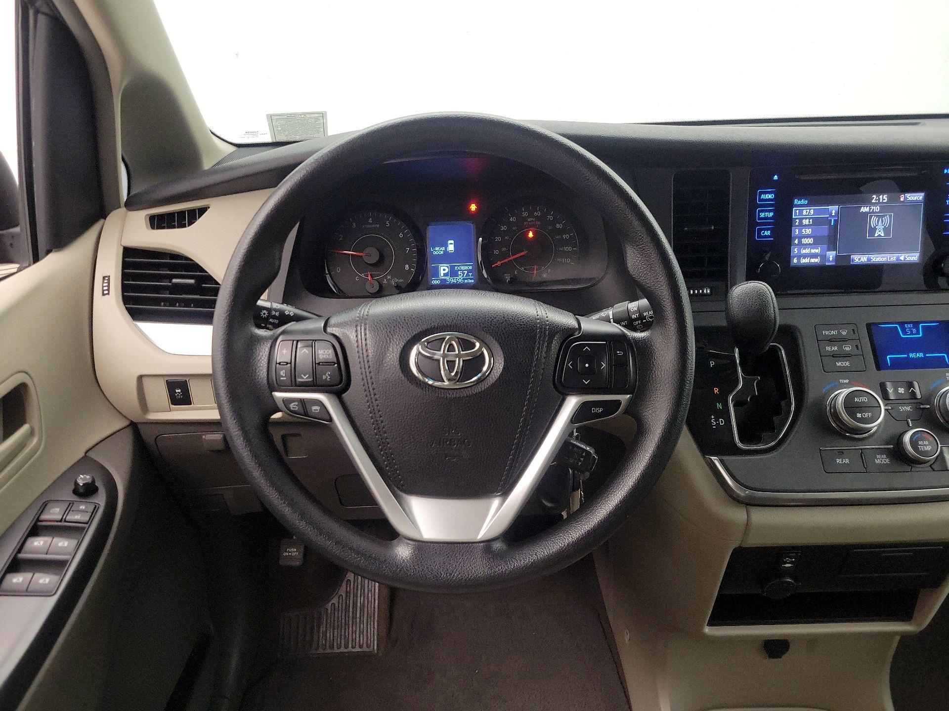 Thumbnail: 2017 Toyota Sienna - 10