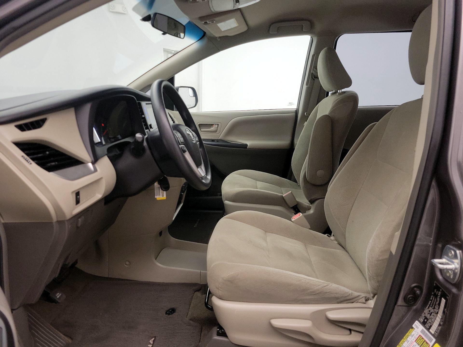 Thumbnail: 2017 Toyota Sienna - 11