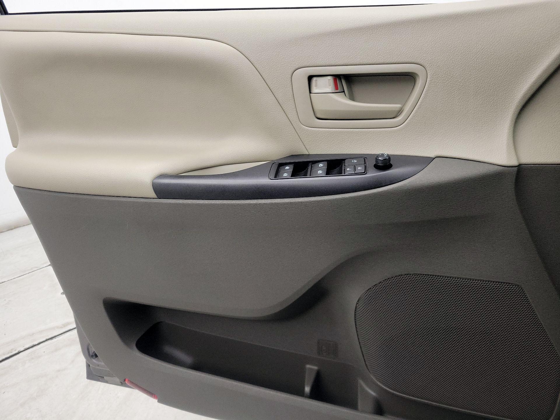 Thumbnail: 2017 Toyota Sienna - 12