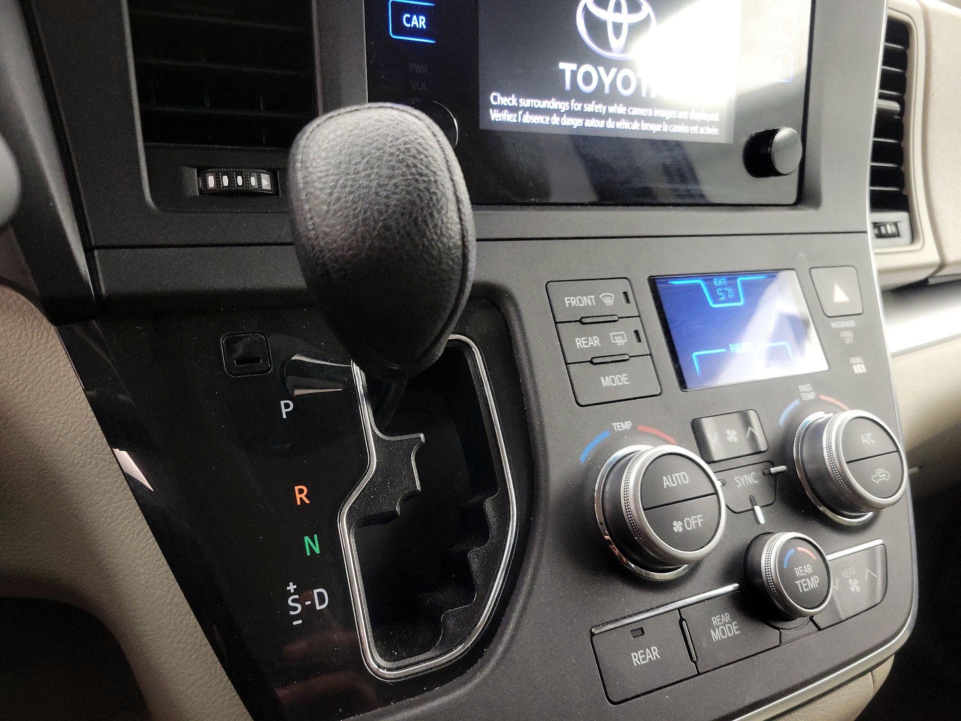 Thumbnail: 2017 Toyota Sienna - 17