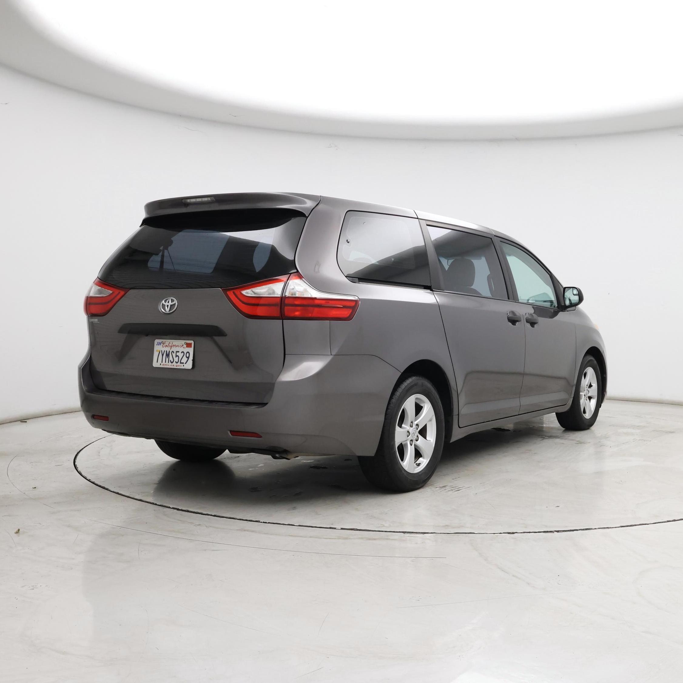 Thumbnail: 2017 Toyota Sienna - 8