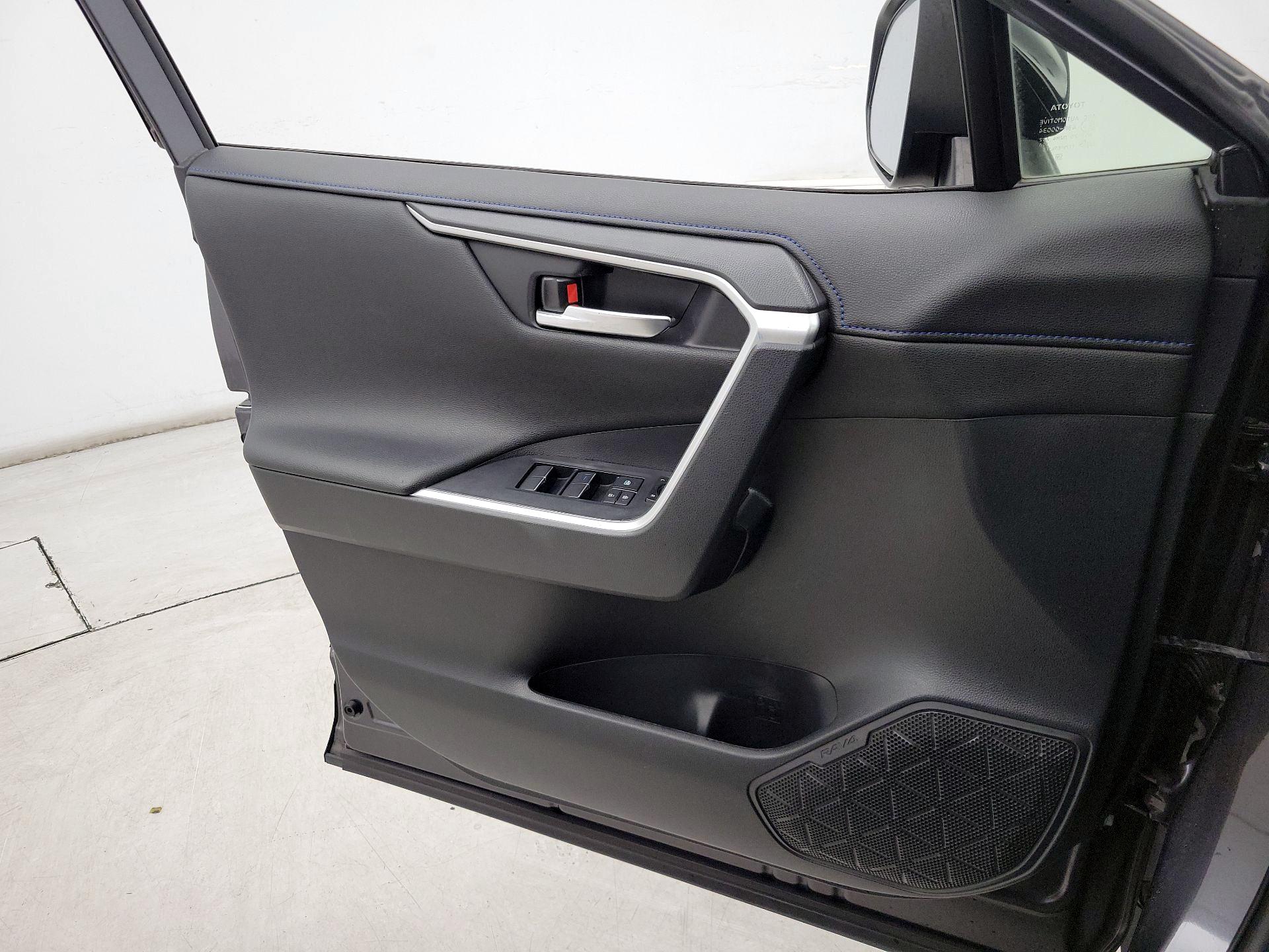 Thumbnail: 2020 Toyota RAV4 - 12