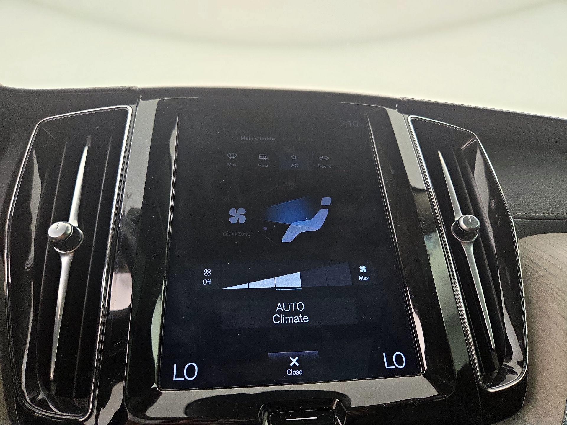 Thumbnail: 2020 Volvo XC60 - 17