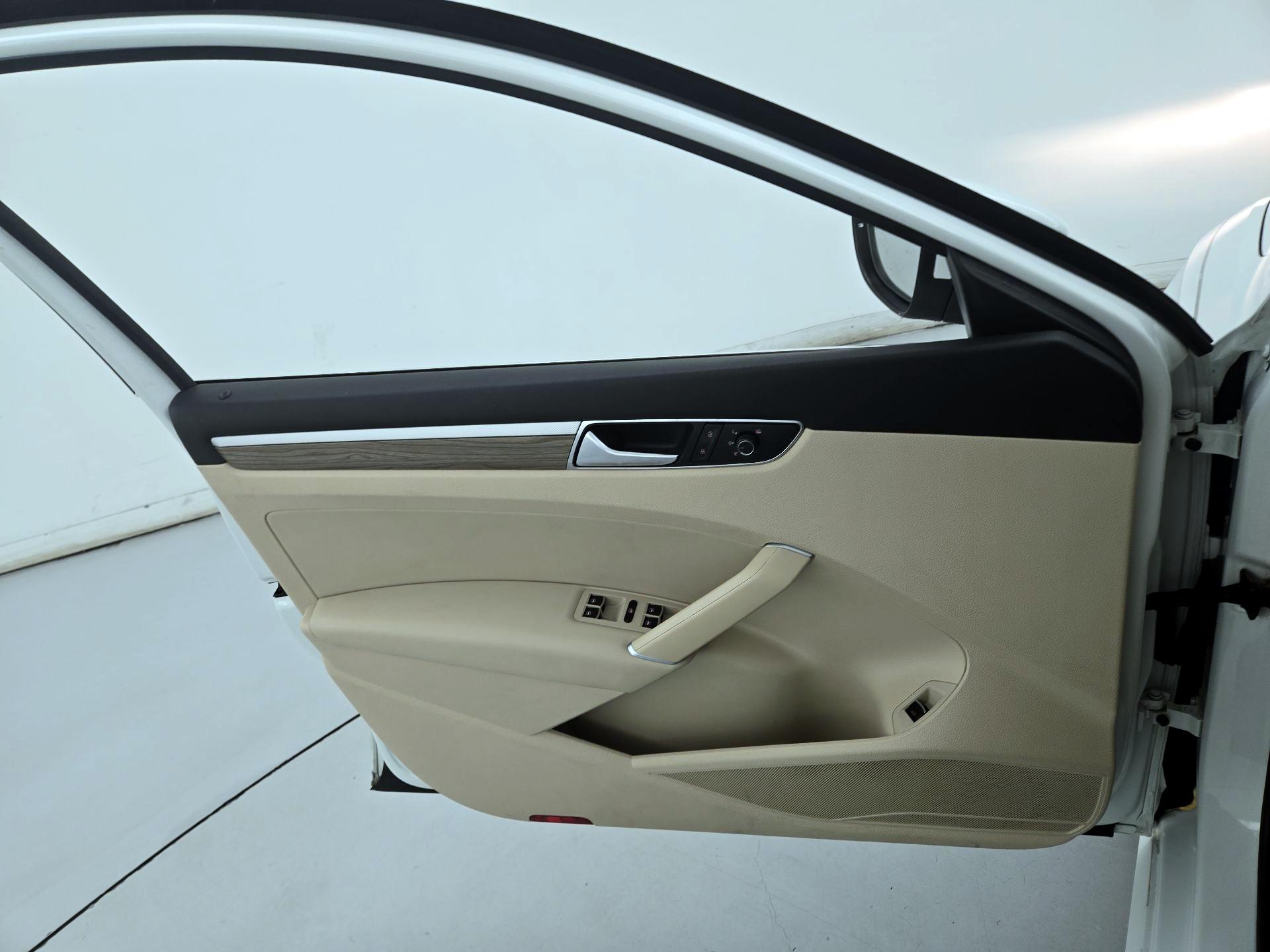 Thumbnail: 2017 Volkswagen Passat - 12