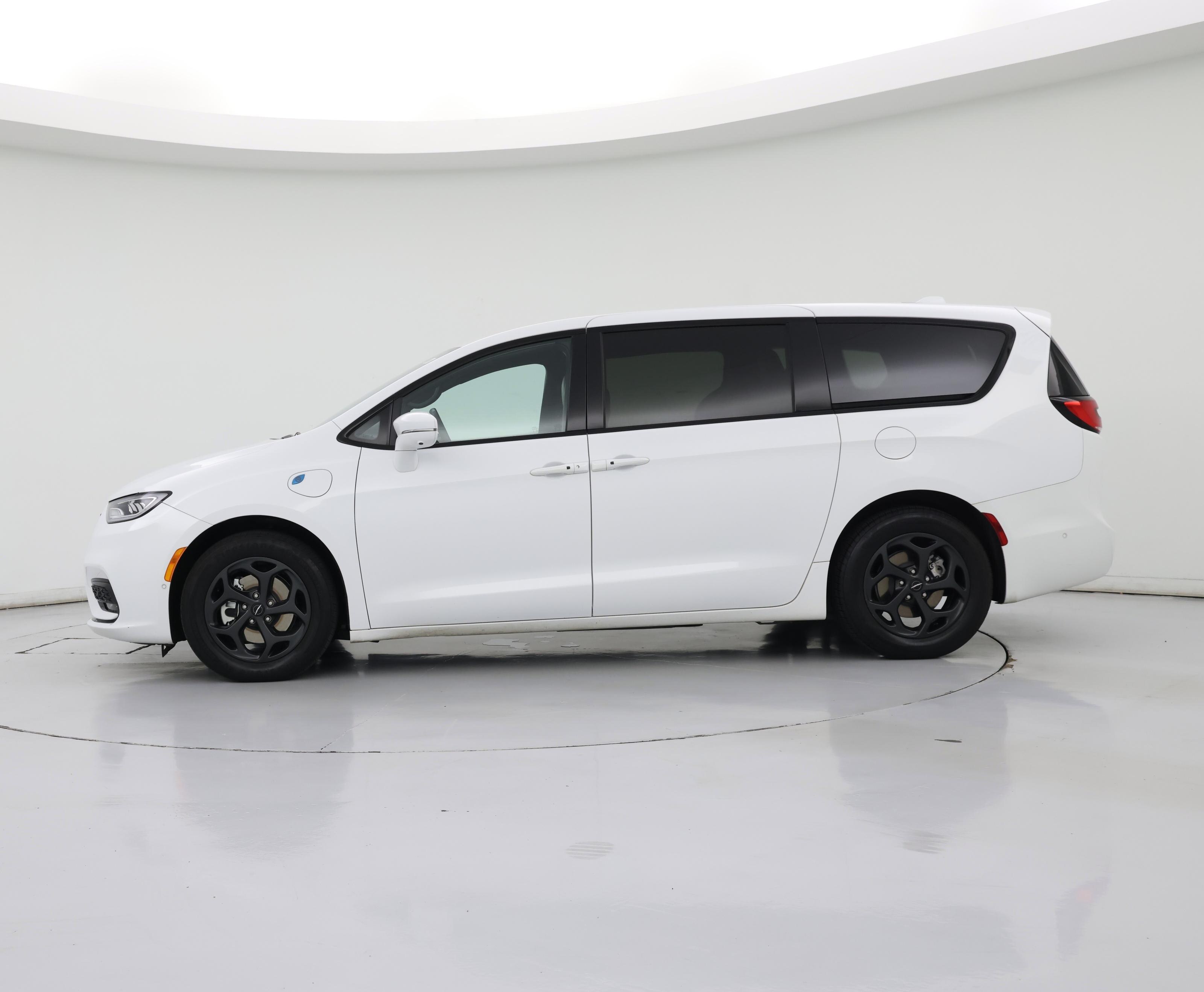 Thumbnail: 2022 Chrysler Pacifica - 3