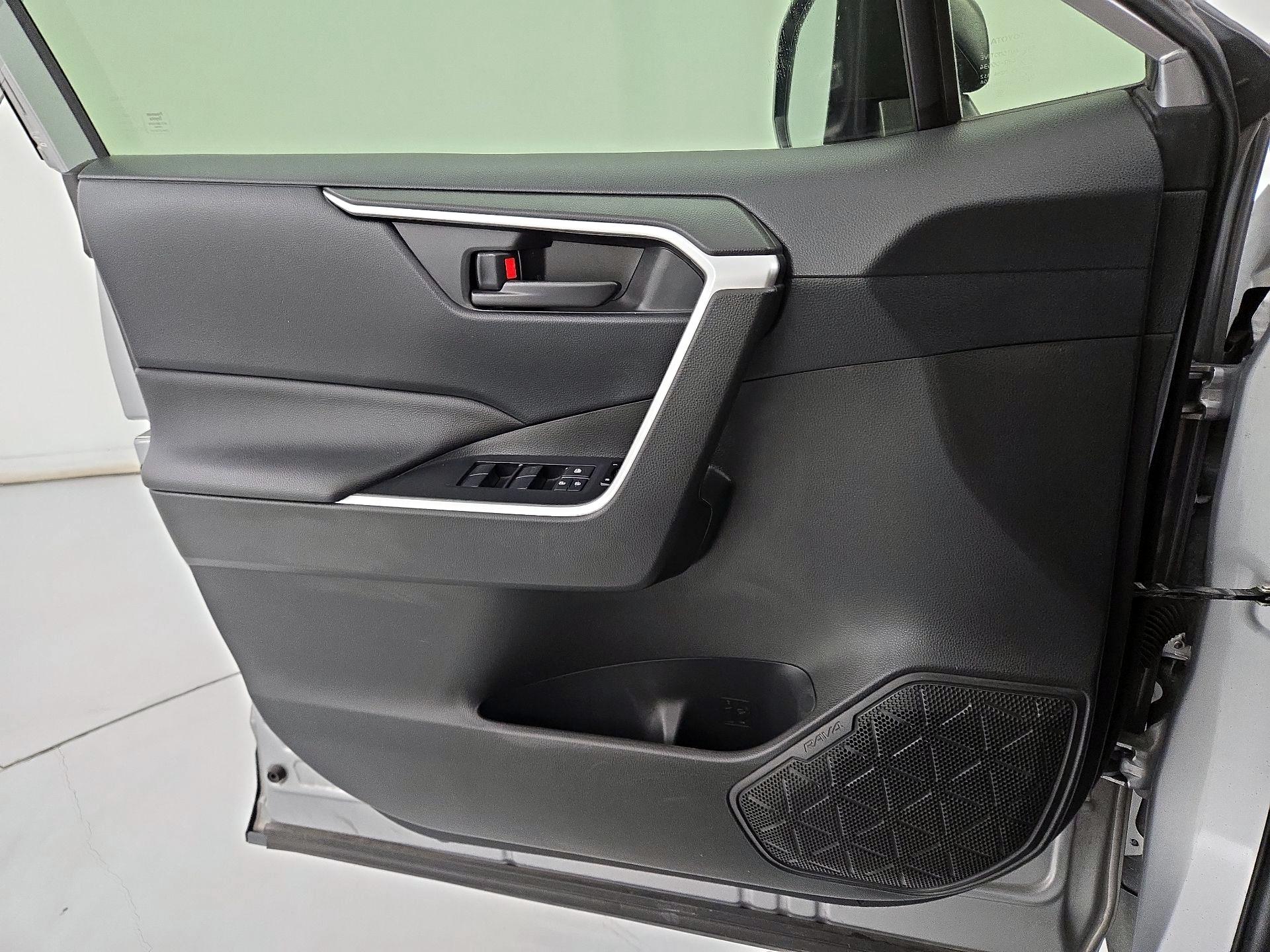Thumbnail: 2020 Toyota RAV4 - 12