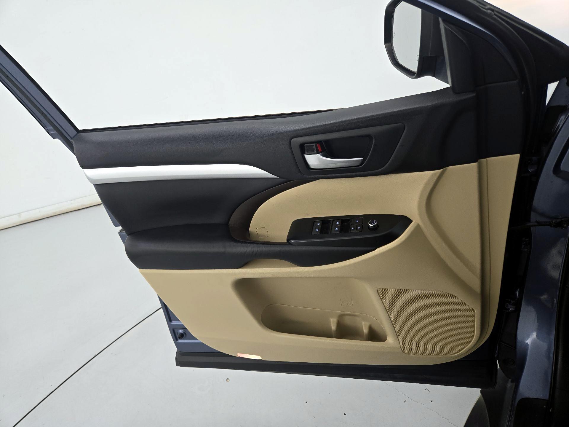Thumbnail: 2019 Toyota Highlander - 12