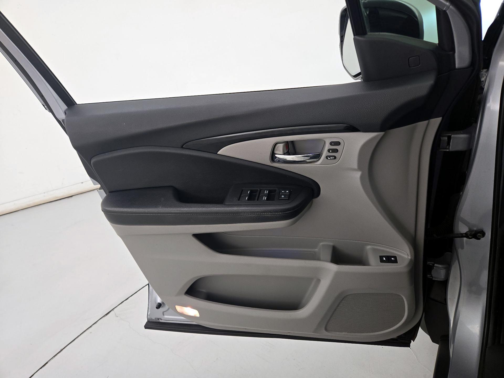 Thumbnail: 2019 Honda Pilot - 12