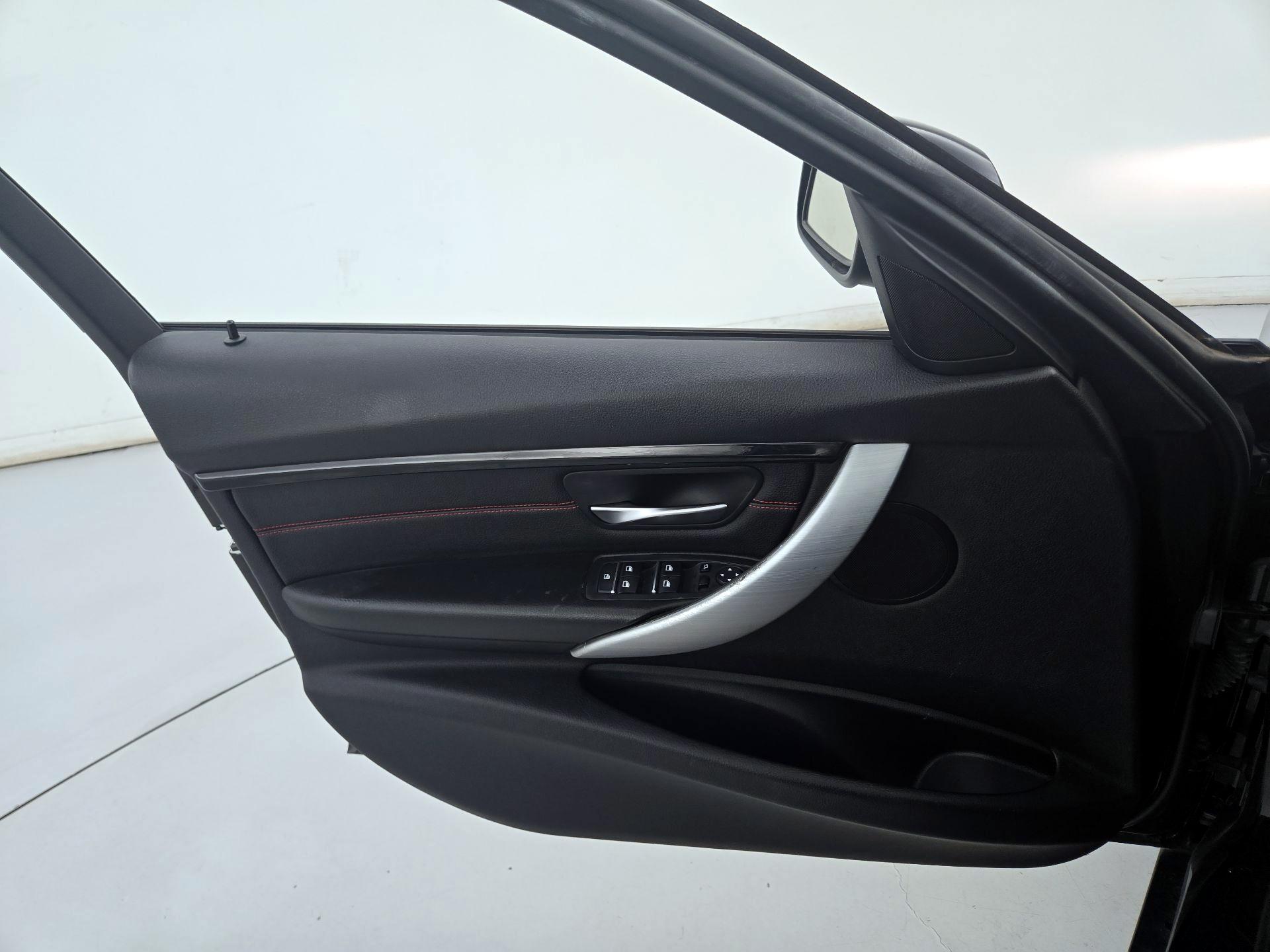 Thumbnail: 2016 BMW 3 Series - 12