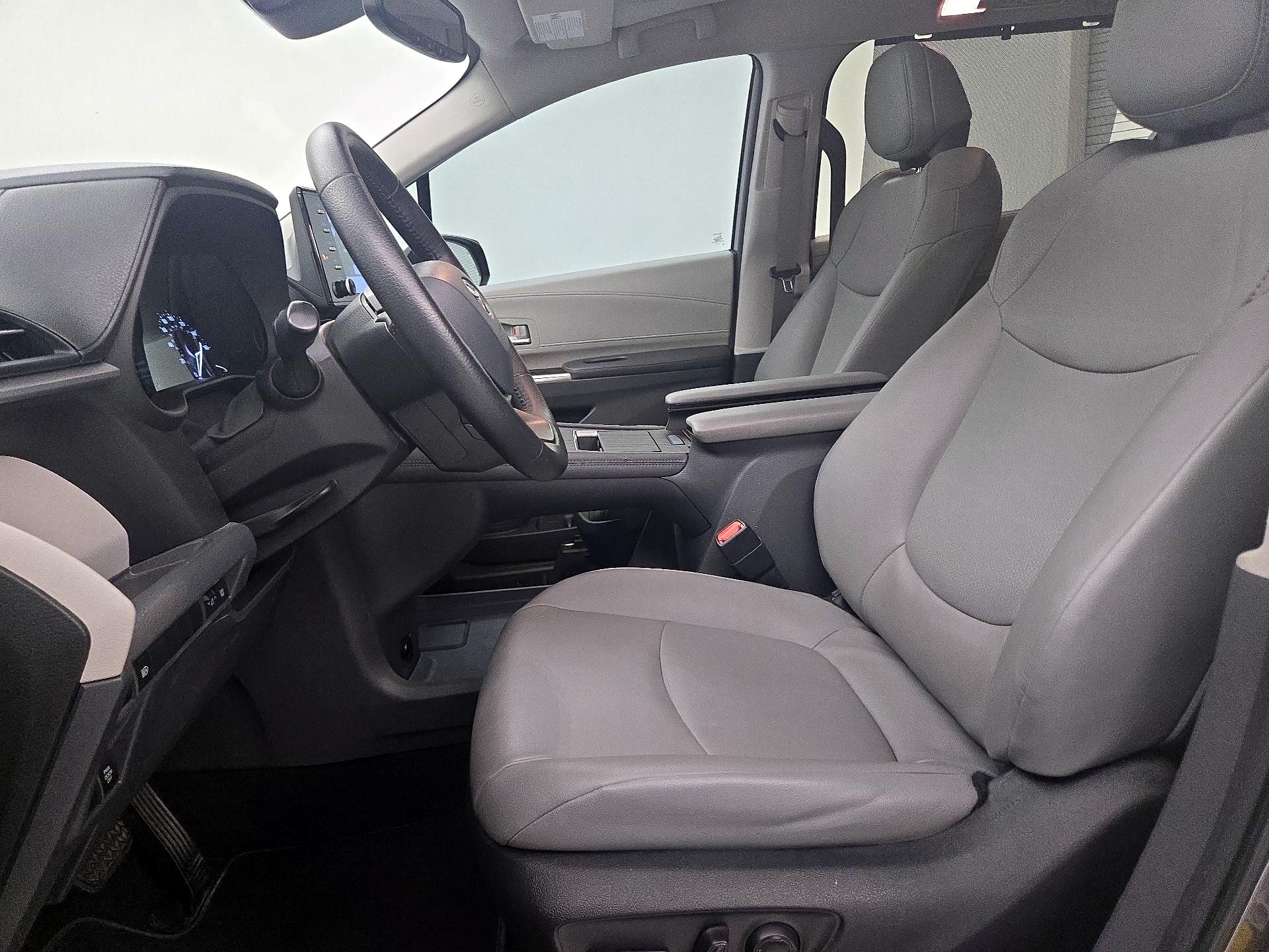 Thumbnail: 2022 Toyota Sienna - 11