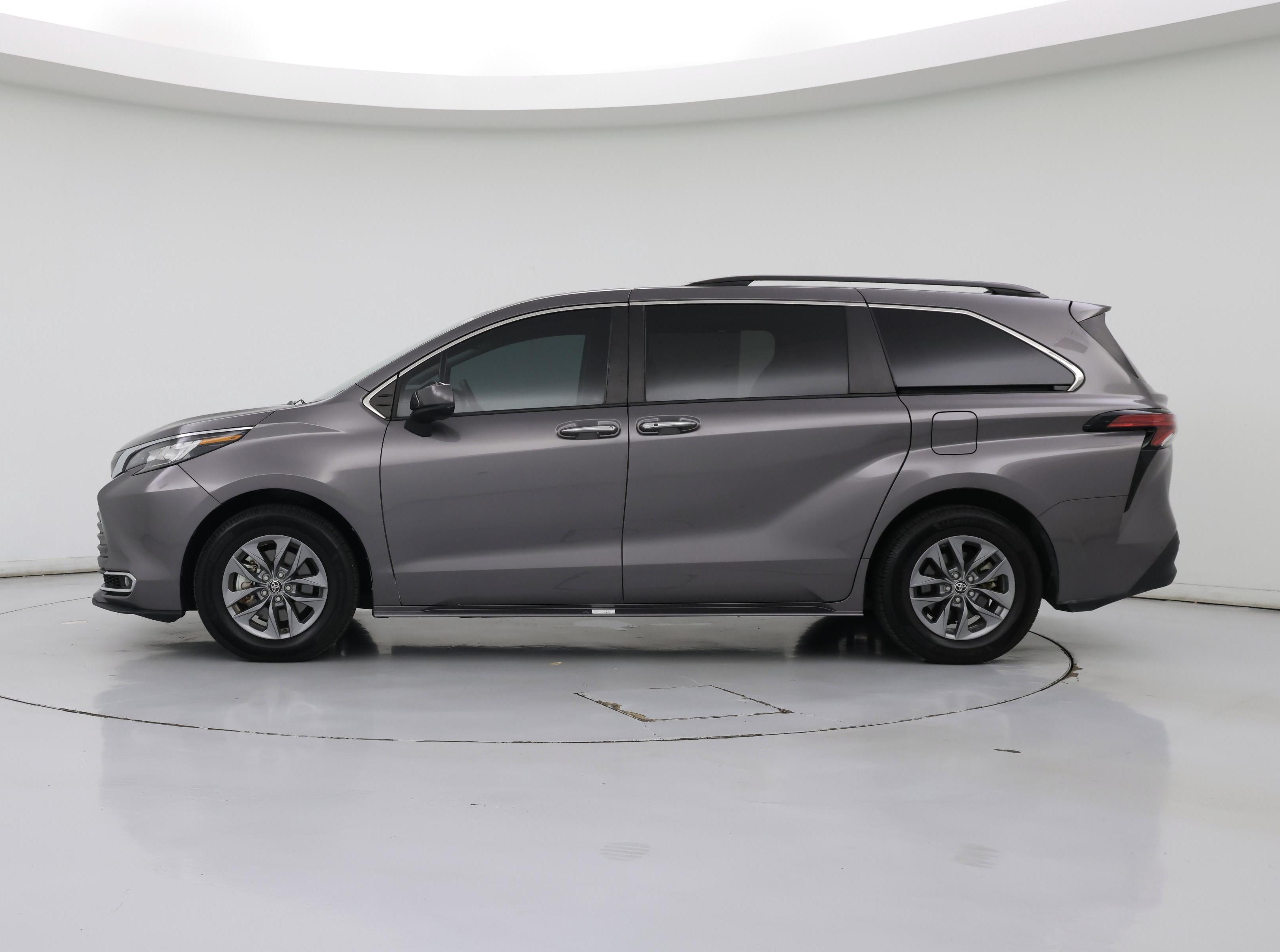 Thumbnail: 2022 Toyota Sienna - 3