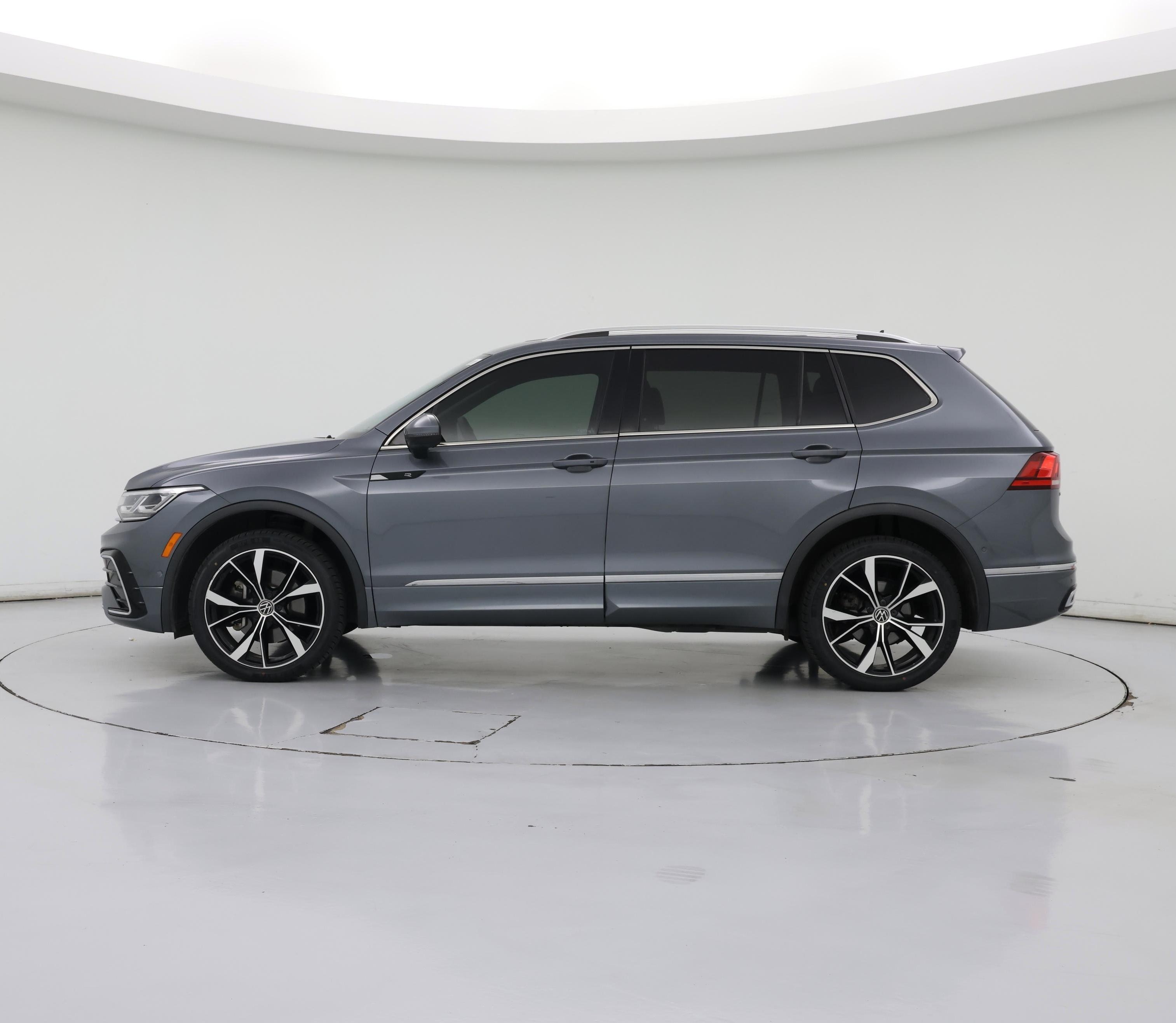 Thumbnail: 2022 Volkswagen Tiguan - 3