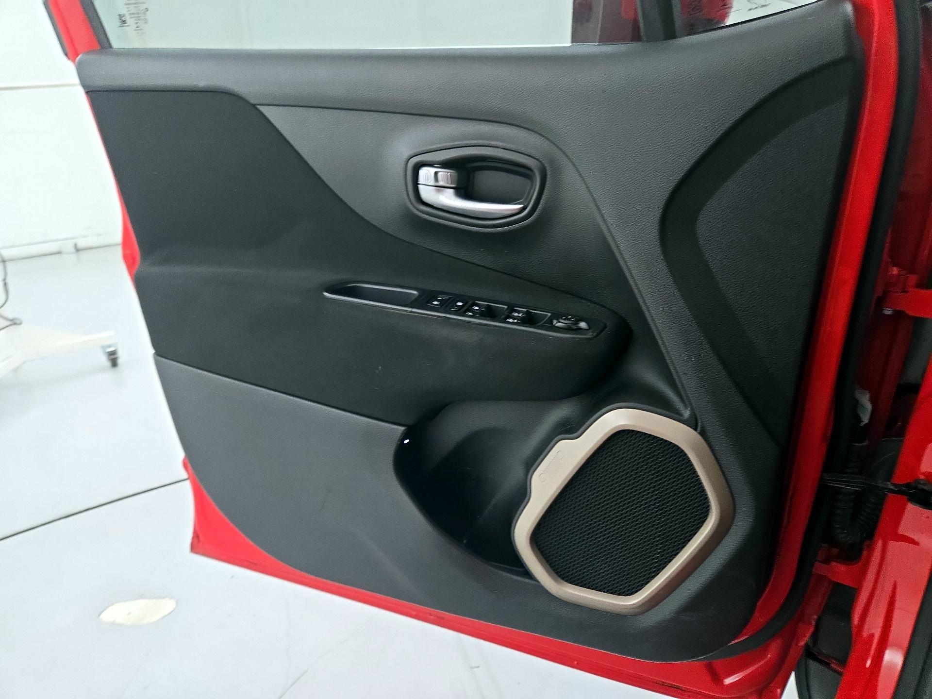 Thumbnail: 2015 Jeep Renegade - 12