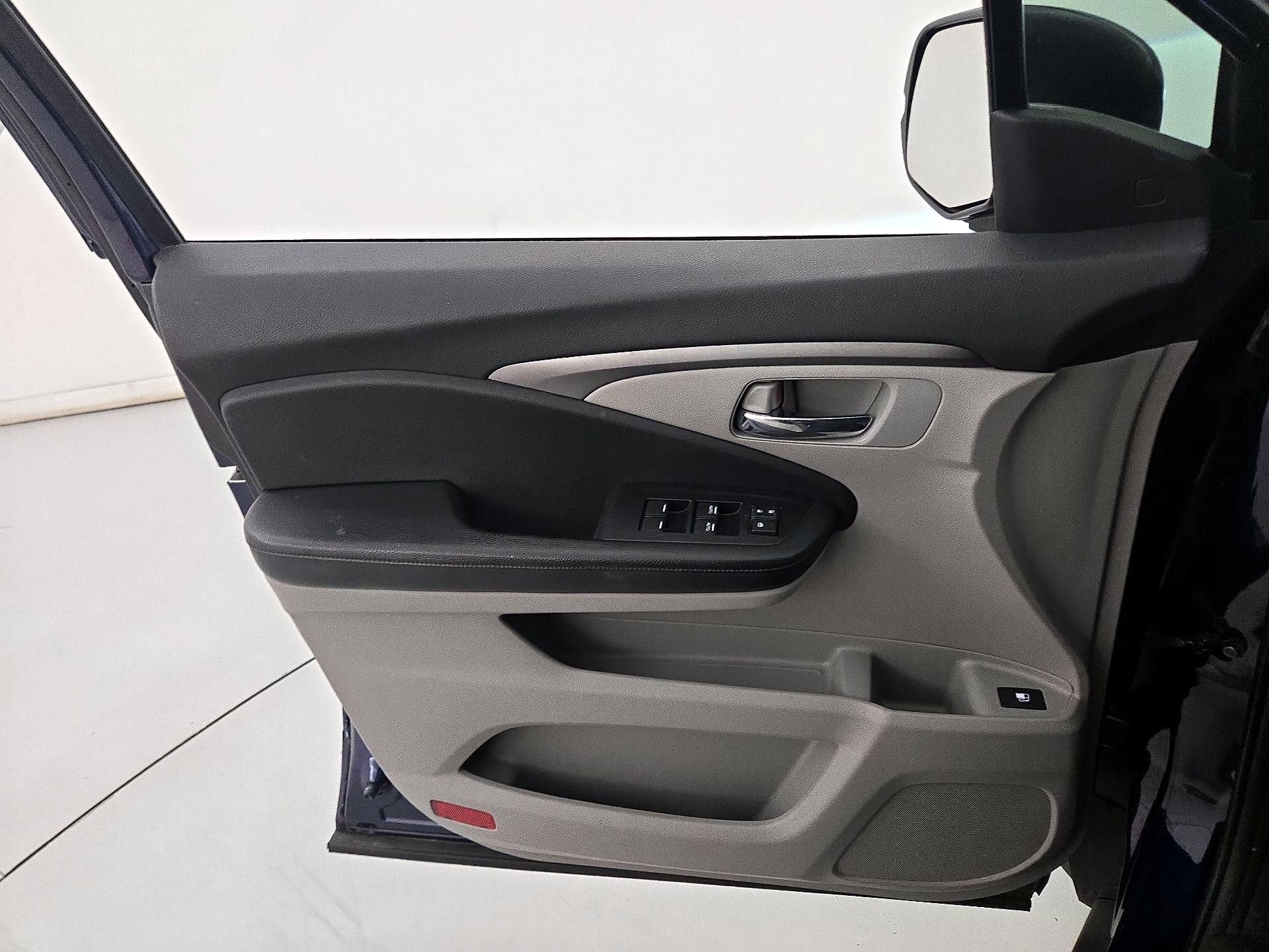 Thumbnail: 2019 Honda Pilot - 12