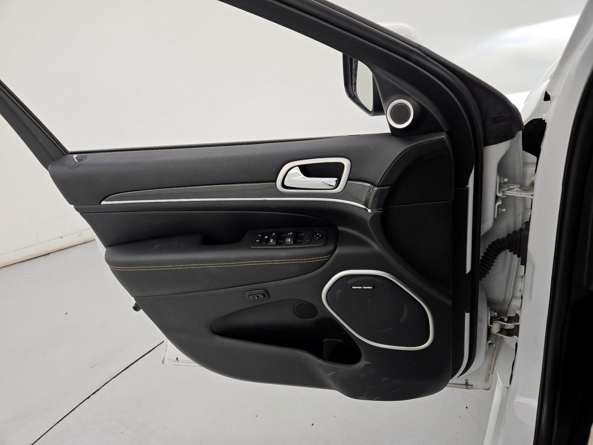 Thumbnail: 2020 Jeep Grand Cherokee - 12